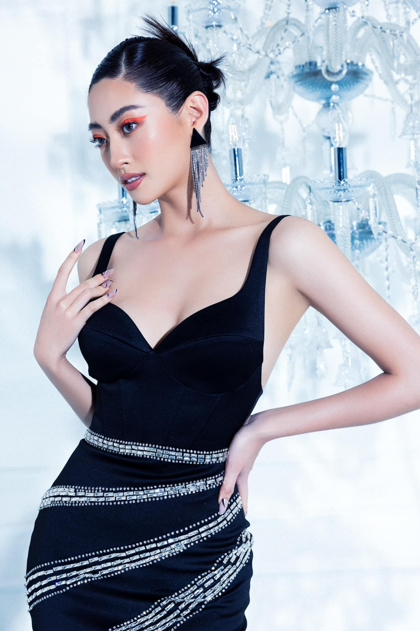 Hoa hậu Lương Thuỳ Linh diện váy đen bó sát khoe vai trần quyến rũ.