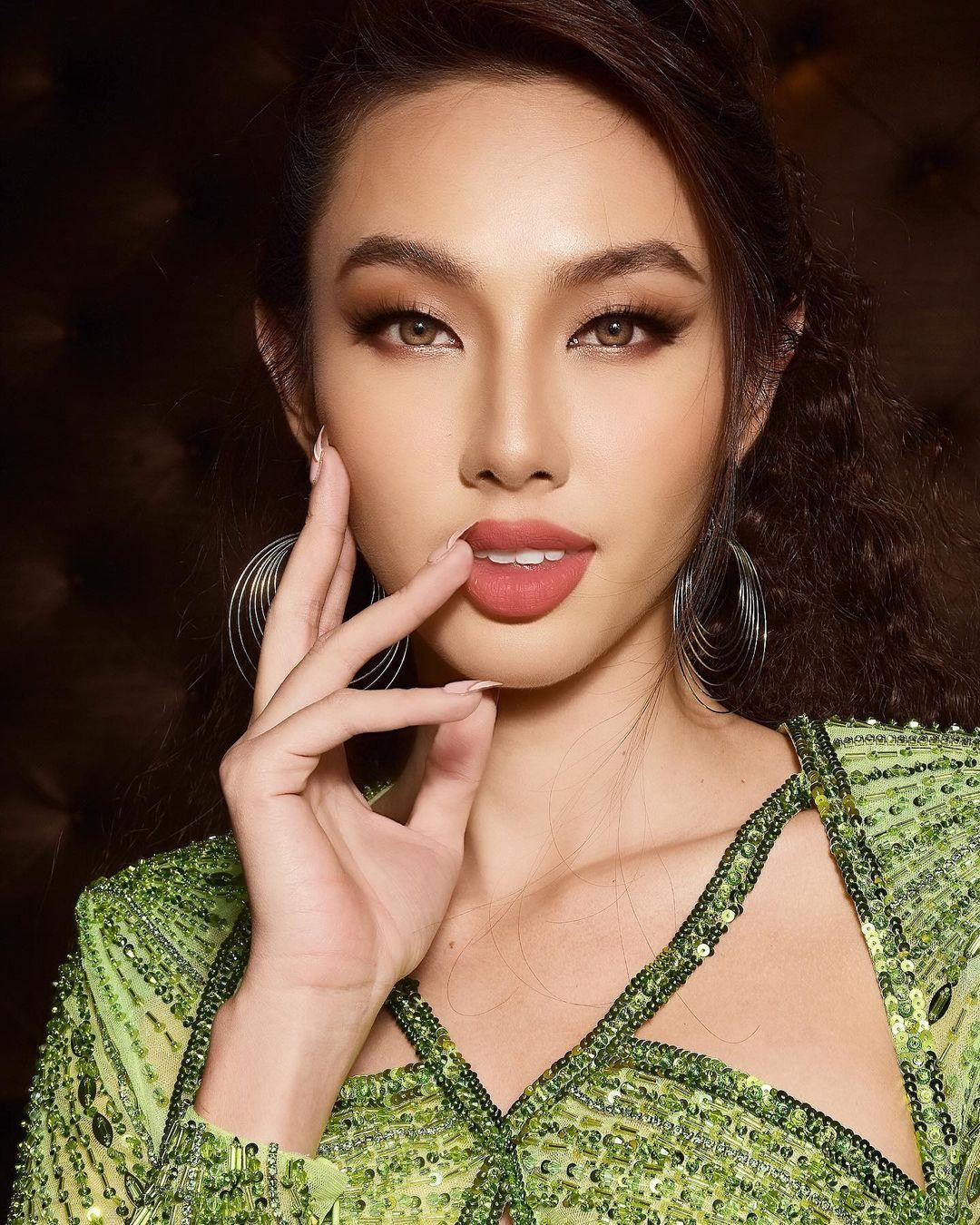 Những chi tiết đính đá cầu kỳ, tỷ mỉ dọc thân váy mang lại độ bắt sáng tuyệt đẹp.