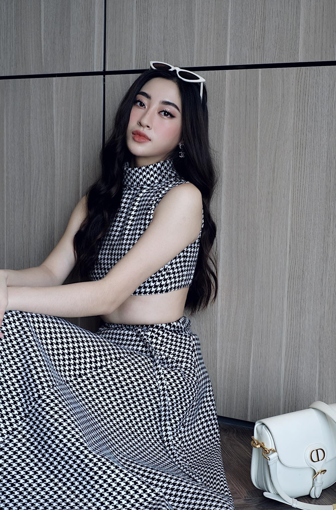 Những mẫu áo crop-top kết hợp cùng chân váy mang lại vẻ đẹp yêu kiều như tiểu thư cho người đẹp.