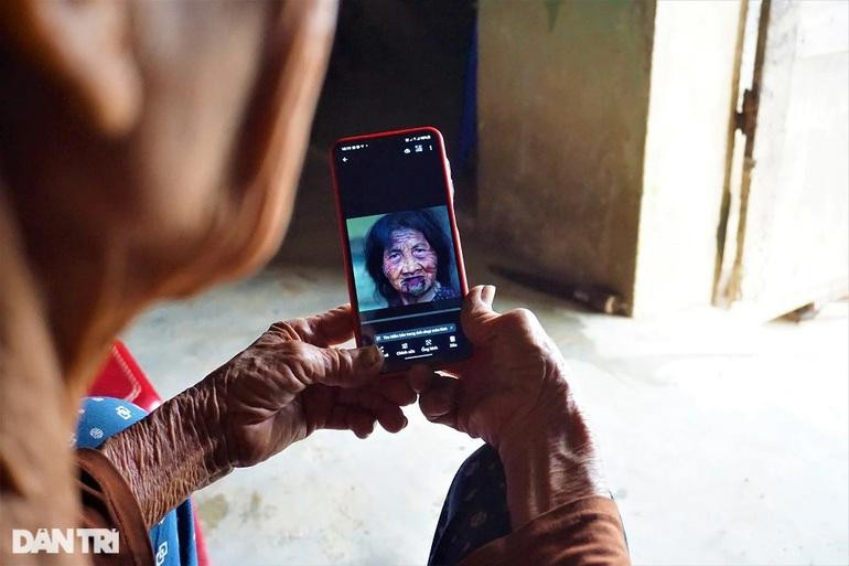 Cụ Huệ giật mình khi nhìn lại tạo hình của mình trong bộ phim Bóng đè. Cụ Huệ giật mình khi nhìn lại tạo hình của mình trong bộ phim Bóng đè.