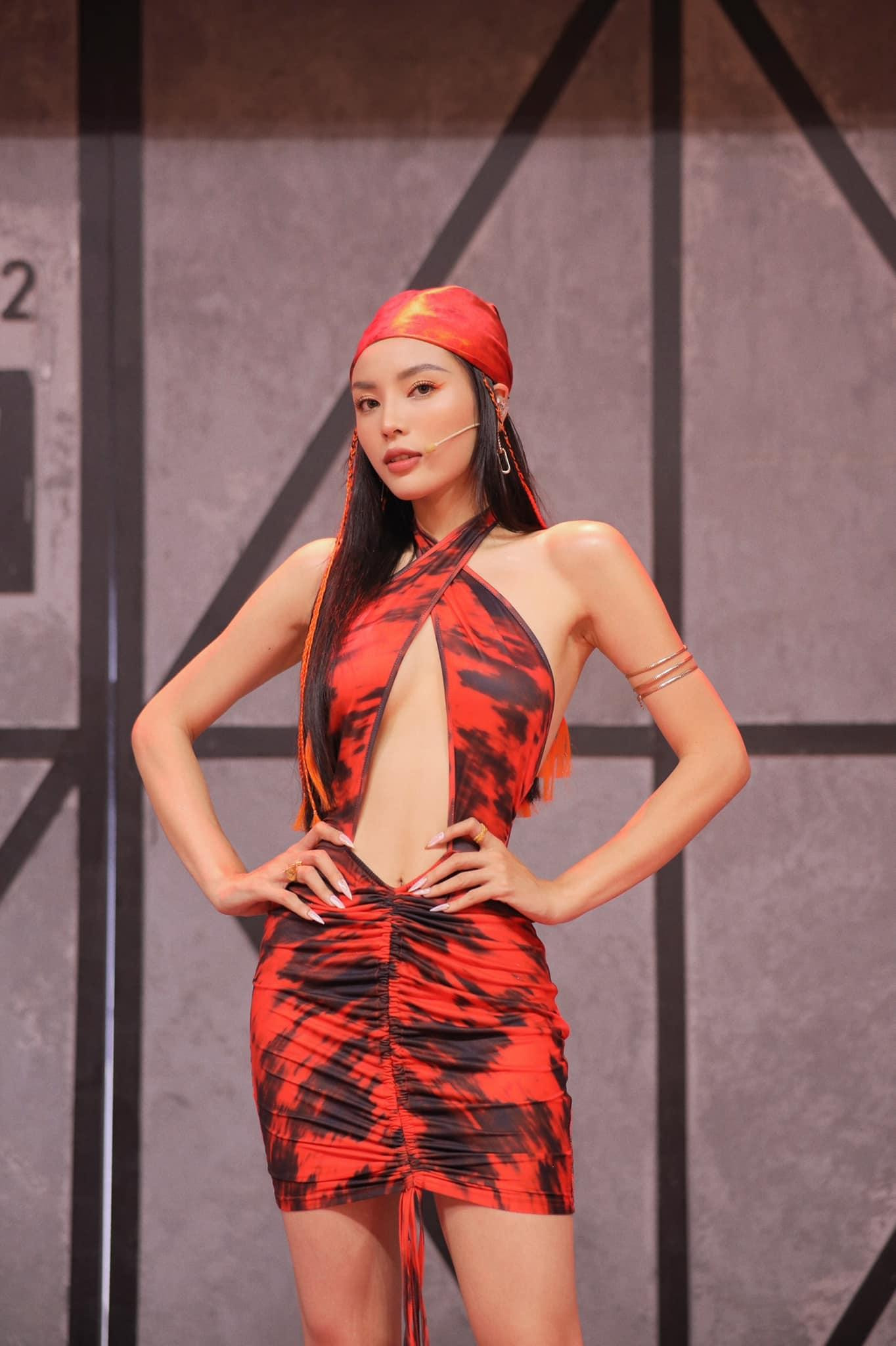 Thiết kế với kiểu cổ vắt chéo, với điểm nhấn là chi tiết cut-out táo bạo khoe vòng một nóng bỏng và vòng eo 'con kiến' săn chắc.