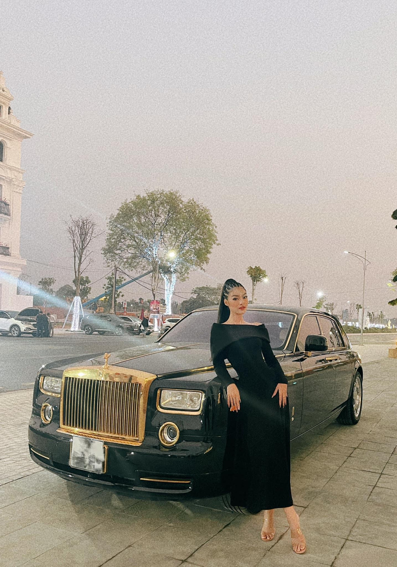 Á hậu Kiều Loan khoe dáng yêu kiều trong bộ váy tông màu đen thanh lịch.