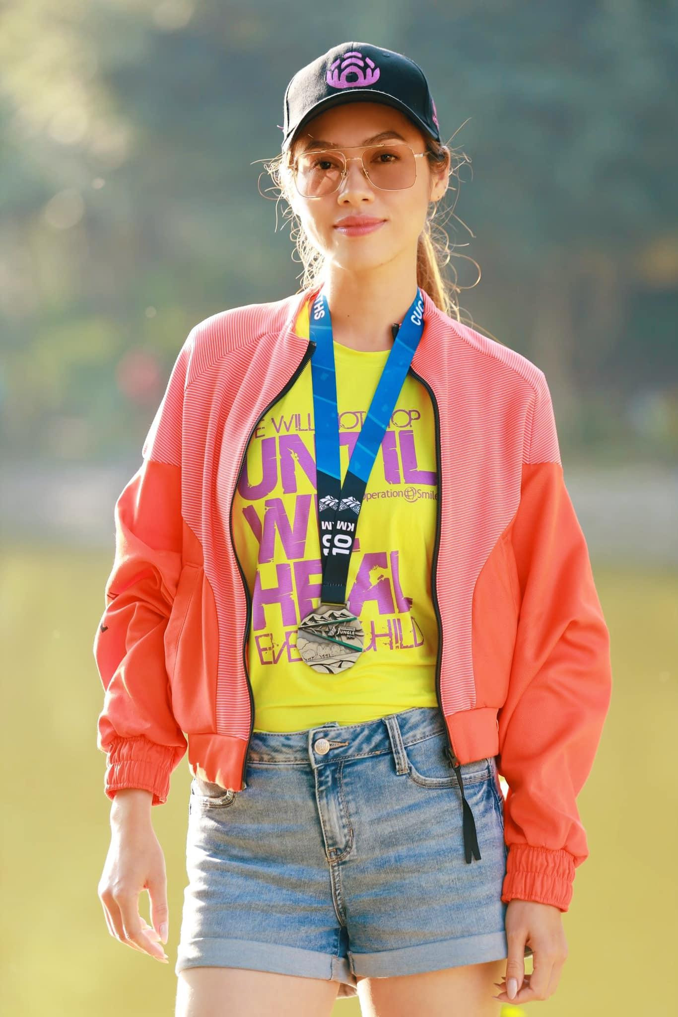 Á hậu Hoàng My rạng rỡ tham gia giải chạy marathon ở Ninh Bình.