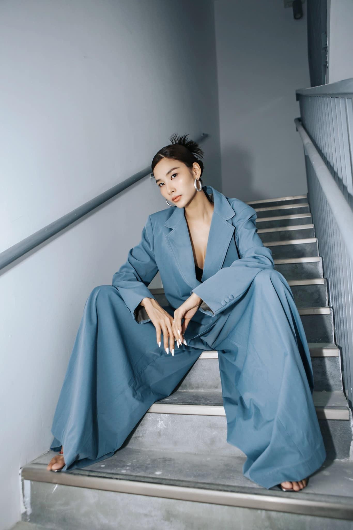 Á hậu Hoàn vũ Việt Nam 2017 khoe vẻ cá tính cực 'ngầu'.