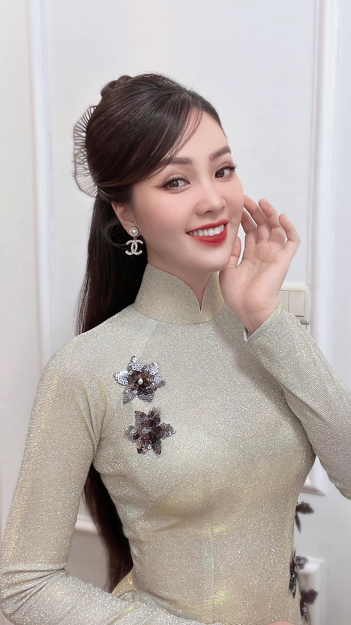 Á hậu Thuỵ Vân nền nã, duyên dáng với áo dài ánh bạc.