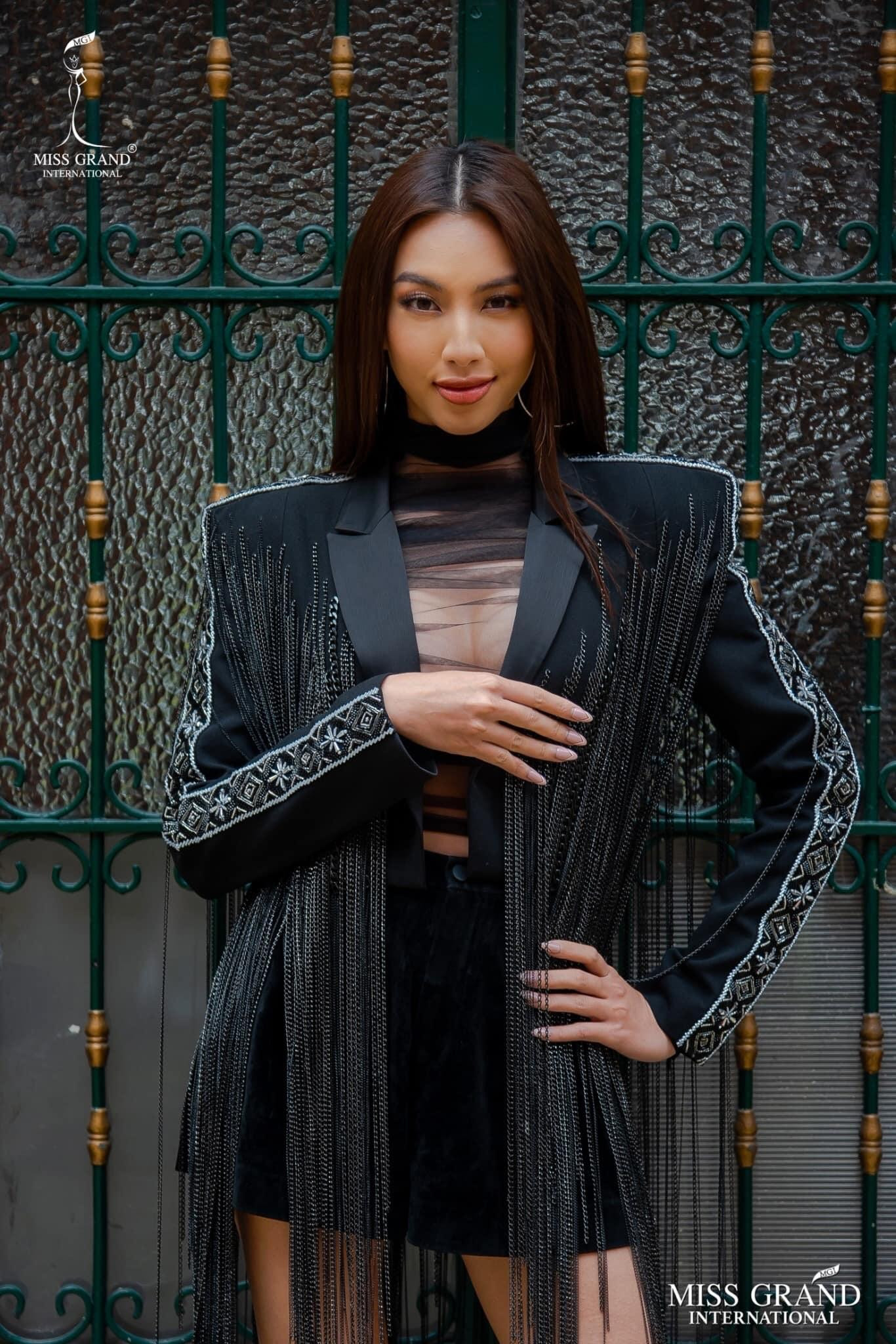 Tại điểm dừng chân cuối cùng ở Colombia, Thuỳ Tiên tiếp tục ghi điểm với thiết kế xuyên thấu cá tính, nóng bỏng.