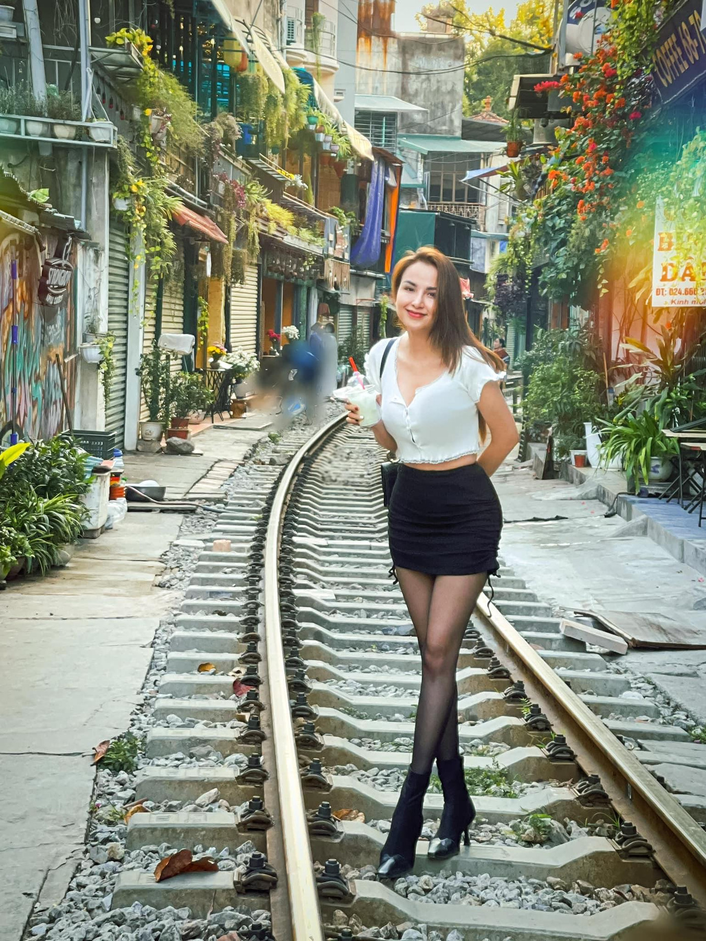 Hoa hậu Diễm Hương mặc crop-top khoe vòng eo thon quyến rũ.