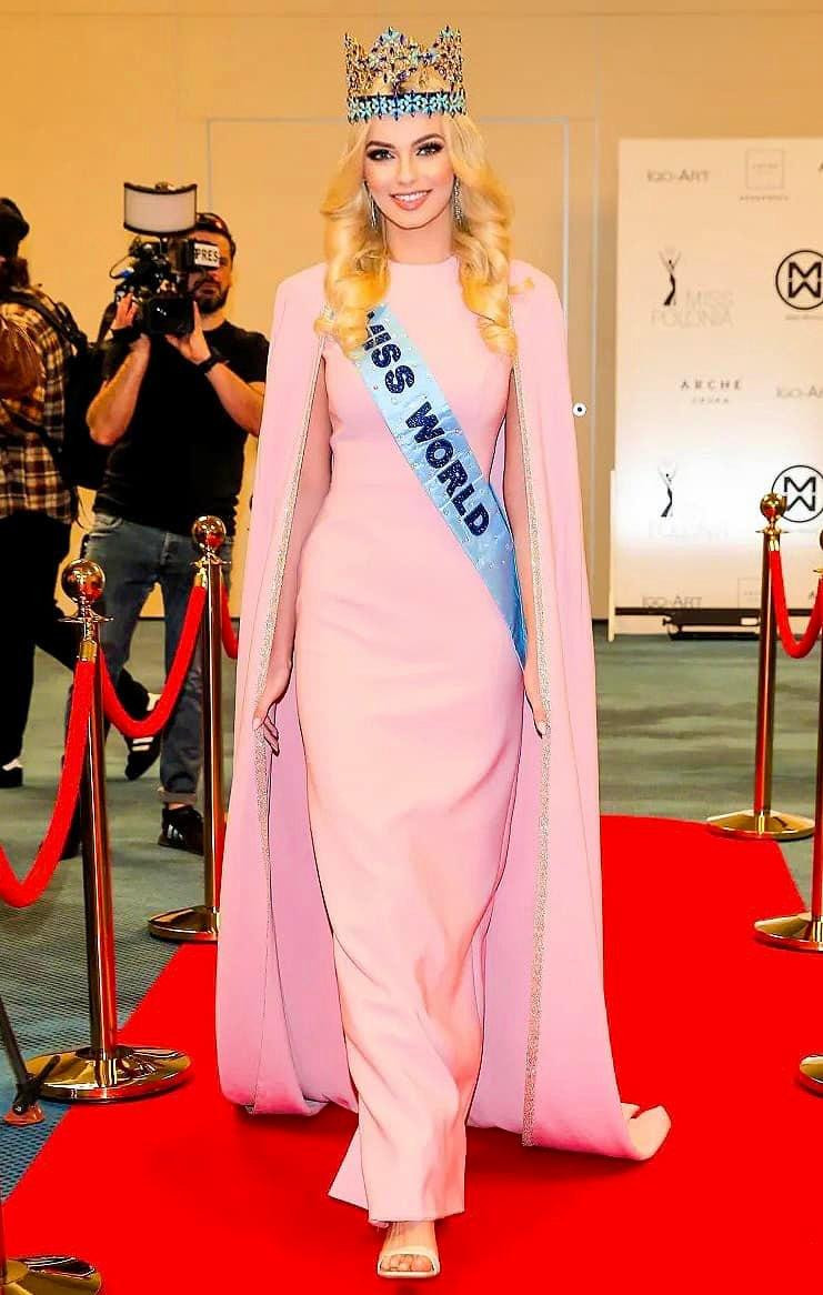 Sau khi đăng quang Miss World 2021, người đẹp Karolina Bielawska đã quay trở về quê hương ở Ba Lan trong sự chào đón nồng nhiệt của công chúng và truyền thông.