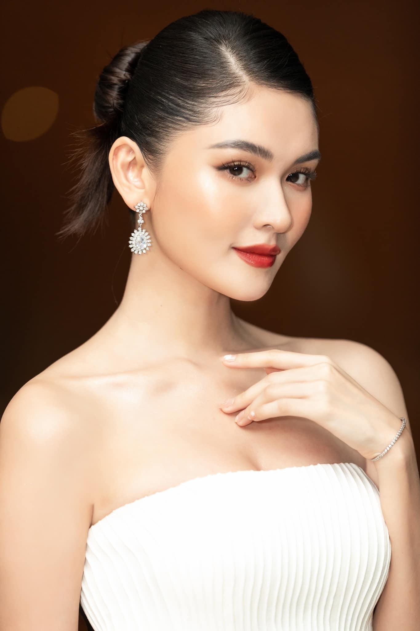 Á hậu Thuỳ Dung khoe vai trần gợi cảm với bộ váy cúp ngực màu trắng.