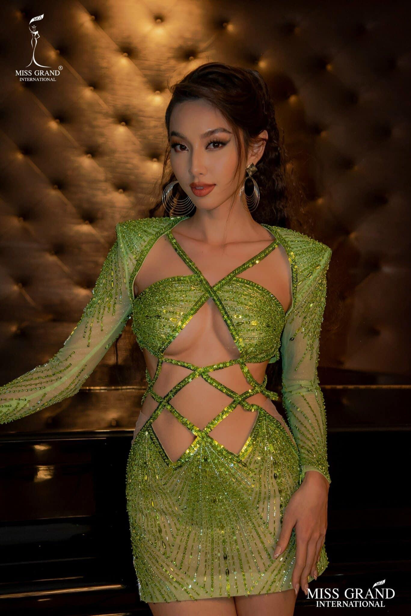 Một thiết kế ấn tượng được biến tấu từ bộ váy dạ hội Thuỳ Tiên từng mặc trong chung kết Miss Grand 2021 đã được cô sử dụng khi có mặt ở Colombia.