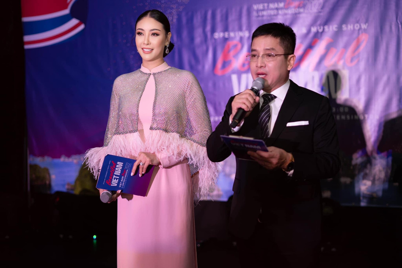 Hoa hậu Hà Kiều Anh diện áo dài đính lông vũ lộng lẫy khi làm MC tại Anh.