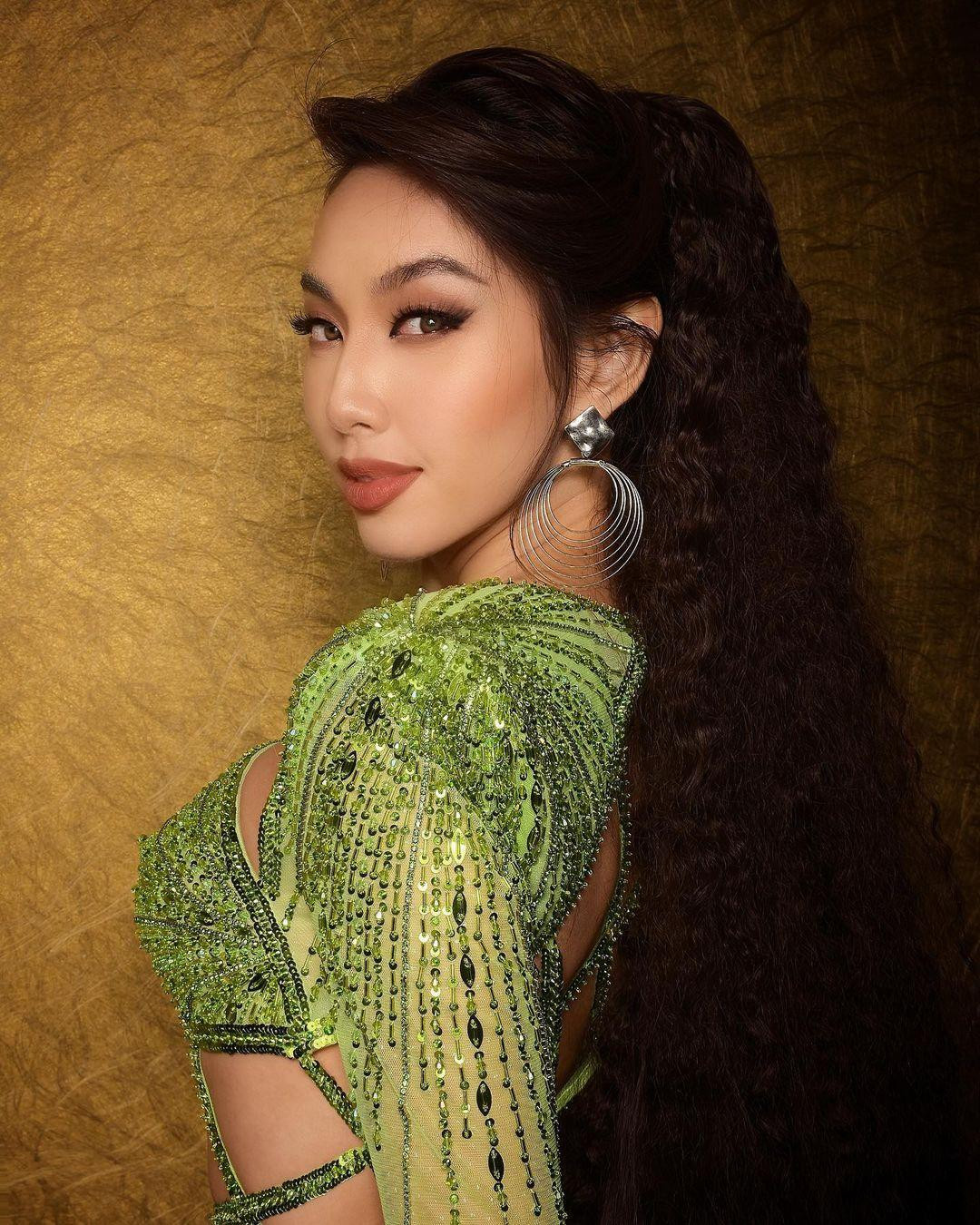 Tuy nhiên, trong lần biến tấu này, Thùy Tiên sử dụng thêm phần tay áo độn cầu vai kiêu sa, quyền lực.