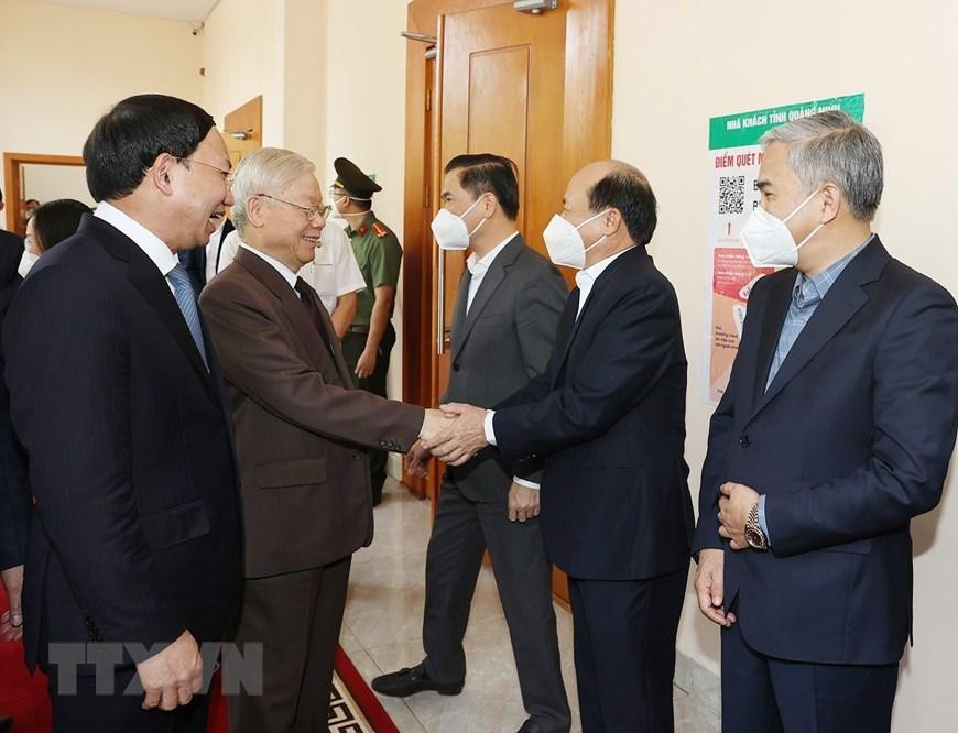 Tổng Bí thư Nguyễn Phú Trọng với các cán bộ trong Ban Thường vụ Tỉnh ủy và lãnh đạo chủ chốt tỉnh Quảng Ninh. Ảnh: Trí Dũng/TTXVN. Tổng Bí thư Nguyễn Phú Trọng với các cán bộ trong Ban Thường vụ Tỉnh ủy và lãnh đạo chủ chốt tỉnh Quảng Ninh. Ảnh: Trí Dũng/TTXVN.