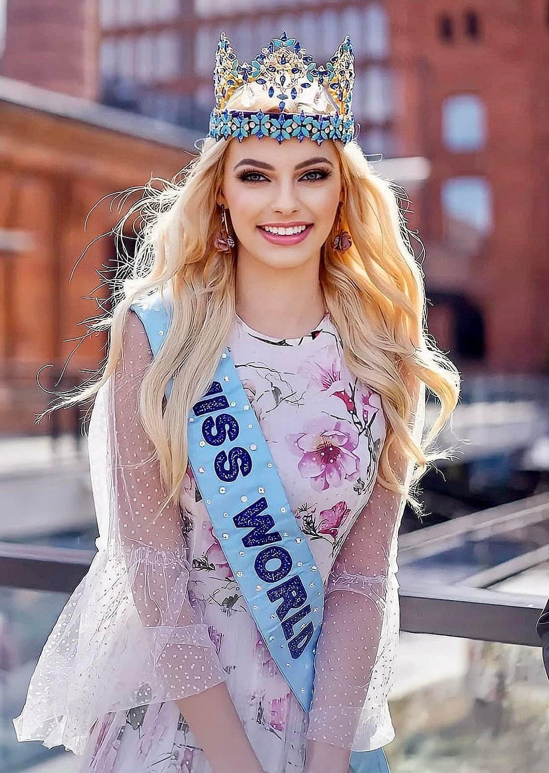 Karolina Bielawska là người đẹp rất chăm chỉ từ thiện, cô từng mở một trung tâm tiêm vaccine phòng COVID-19 tạm thời cho người vô gia cư tại Ba Lan.