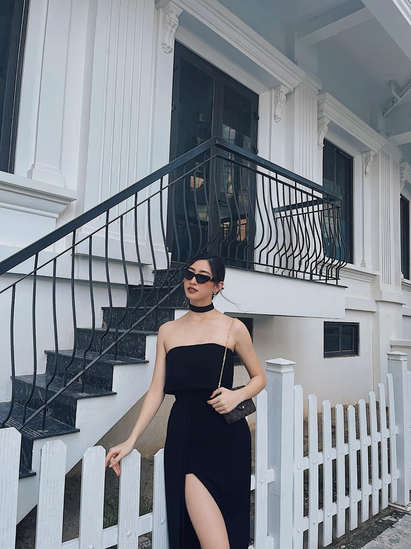 Thiết kế xẻ đùi giúp khoe đôi chân 1m22 'trứ danh' của Miss World Vietnam 2019. Thiết kế xẻ đùi giúp khoe đôi chân 1m22 'trứ danh' của Miss World Vietnam 2019.