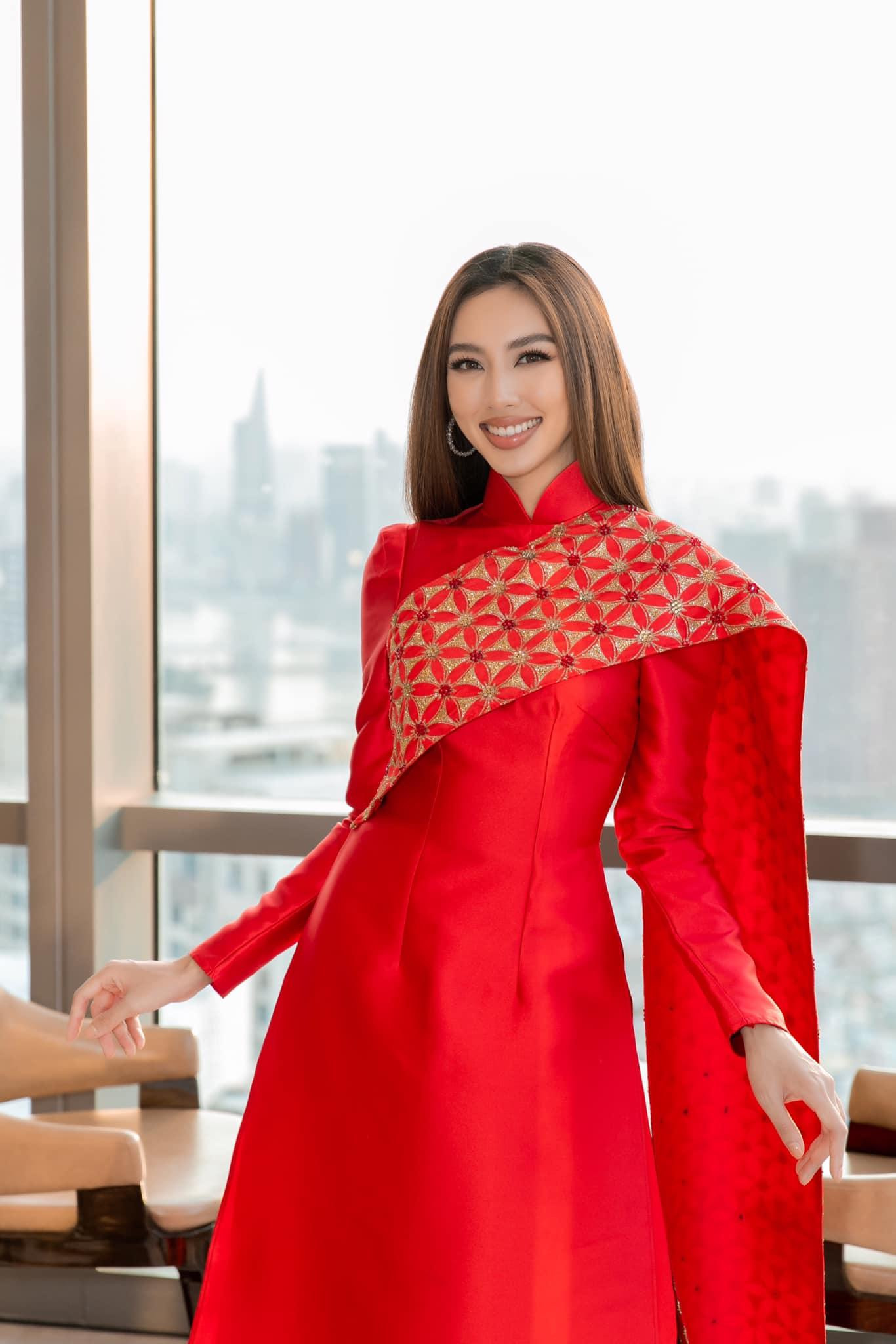 Là một Hoa hậu quốc tế nên Thùy Tiên luôn nỗ lực giới thiệu văn hóa truyền thống với bạn bè quốc tế. Dịp Tết vừa qua, cô diện trang phục áo dài là sự kết hợp của văn hóa dân tộc Việt Nam và Thái Lan.