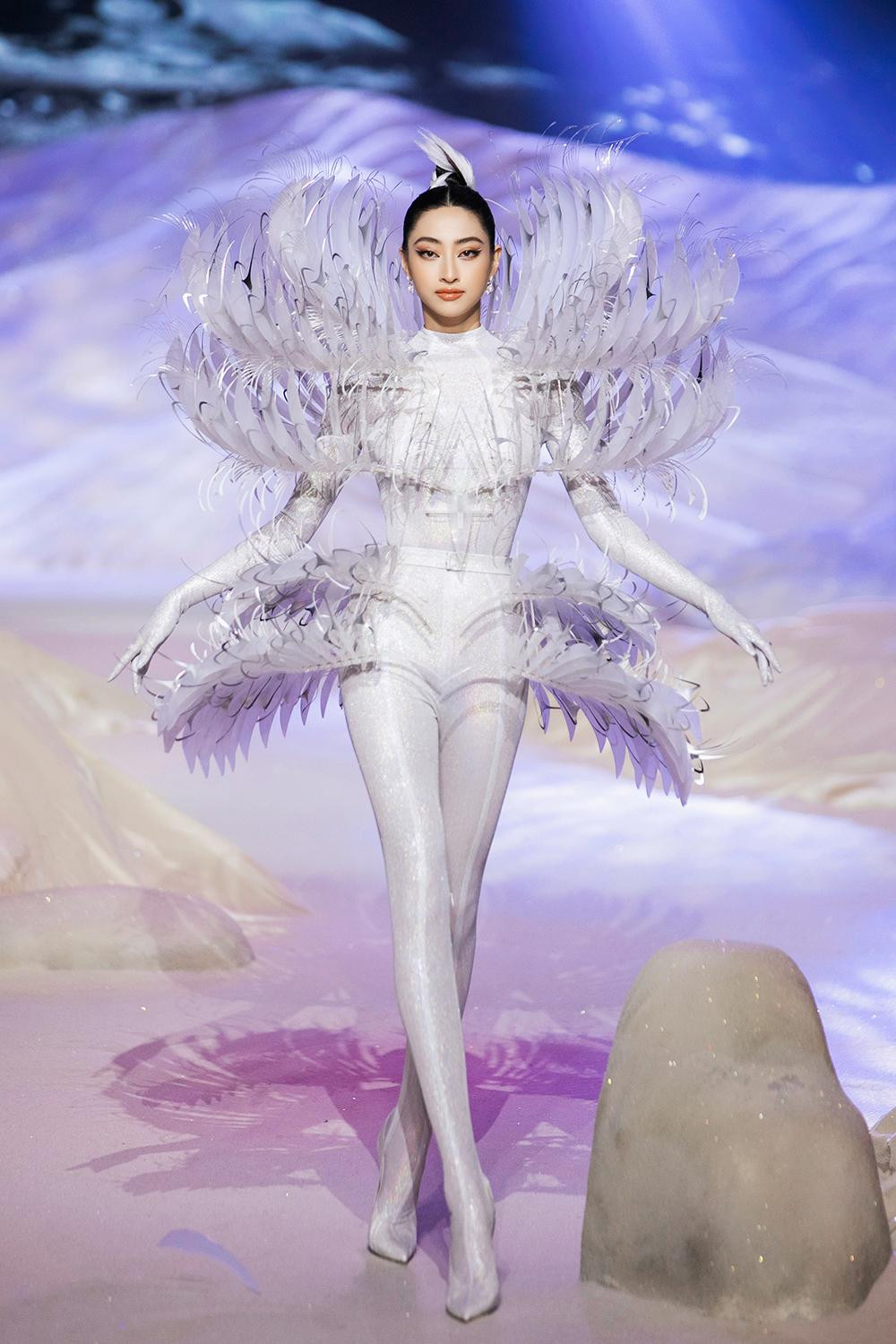 Cô diện bộ trang phục ấn tượng với những chi tiết đính lông vũ cầu kỳ, tạo hình như một con sứa bơi giữa đại dương.