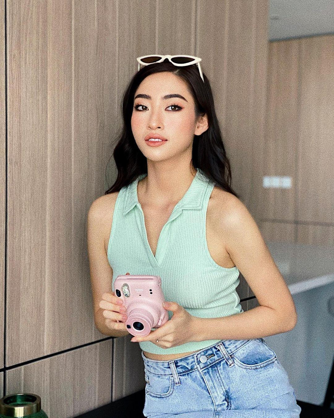 Vốn là nàng hậu sở hữu hình thể đẹp nhất nhì showbiz nên Lương Thùy Linh có thể chinh phục mọi loại trang phục. Nếu thường xuyên tham dự sự kiện với những bộ cánh lộng lẫy thì ngoài đời thường nàng hậu gốc Cao Bằng lại yêu mến áo crop-top năng động mà không kém phần quyến rũ.