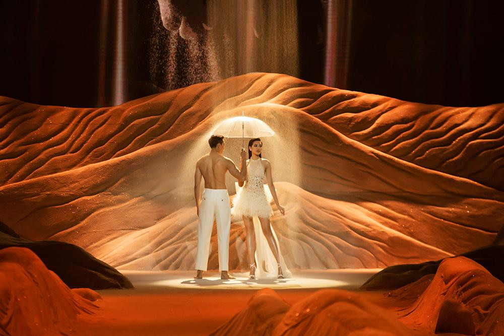 Tối 8/4, Hoa hậu Đỗ Thị Hà có màn tái xuất vô cùng ấn tượng trên sàn diễn thời trang. Đây là lần đầu tiên người đẹp xứ Thanh trở lại sàn catwalk sau khi trở về từ cuộc thi Miss World 2021.