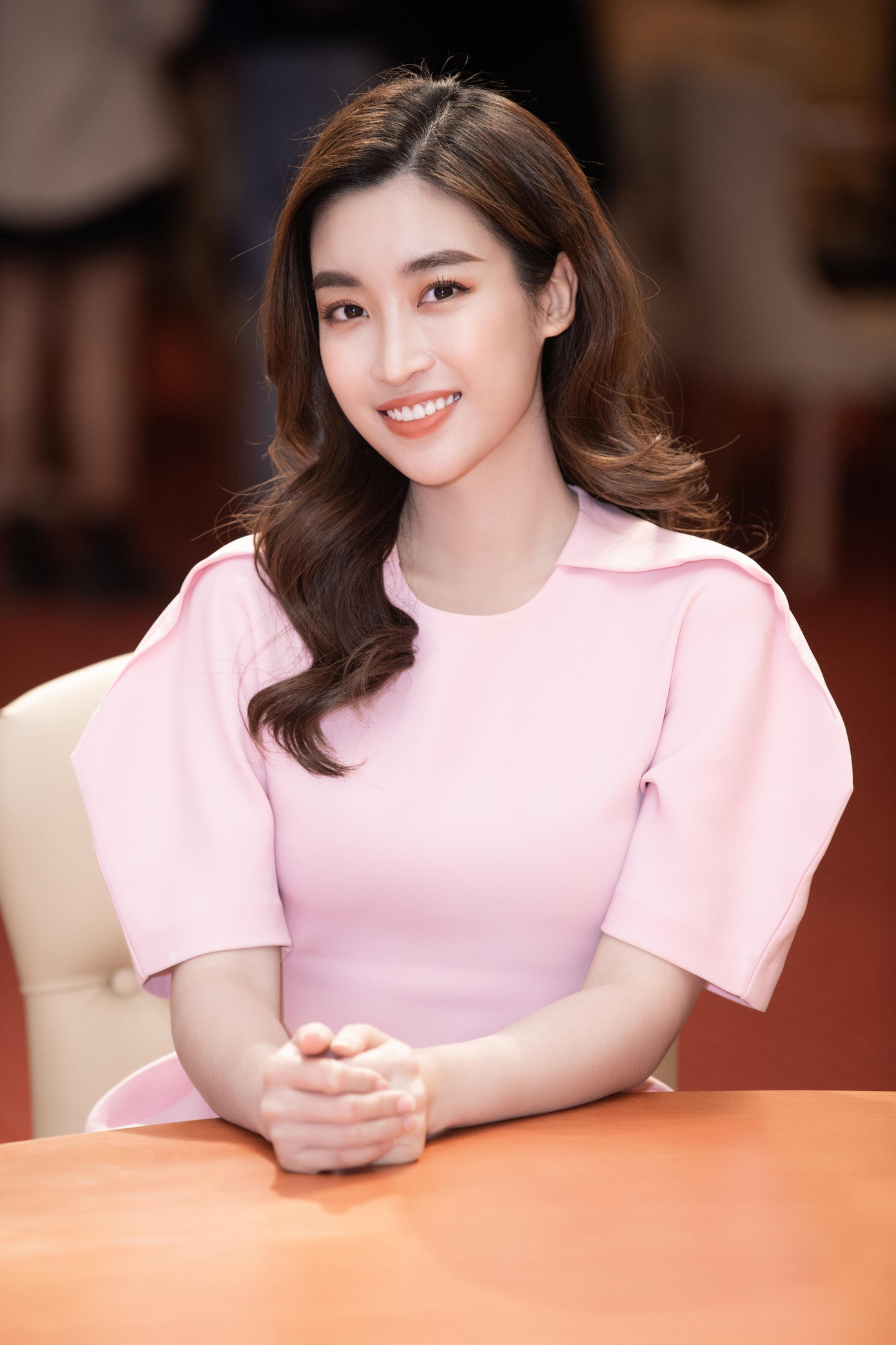 Hoa hậu Đỗ Mỹ Linh đẹp dịu dàng với váy hồng pastel.