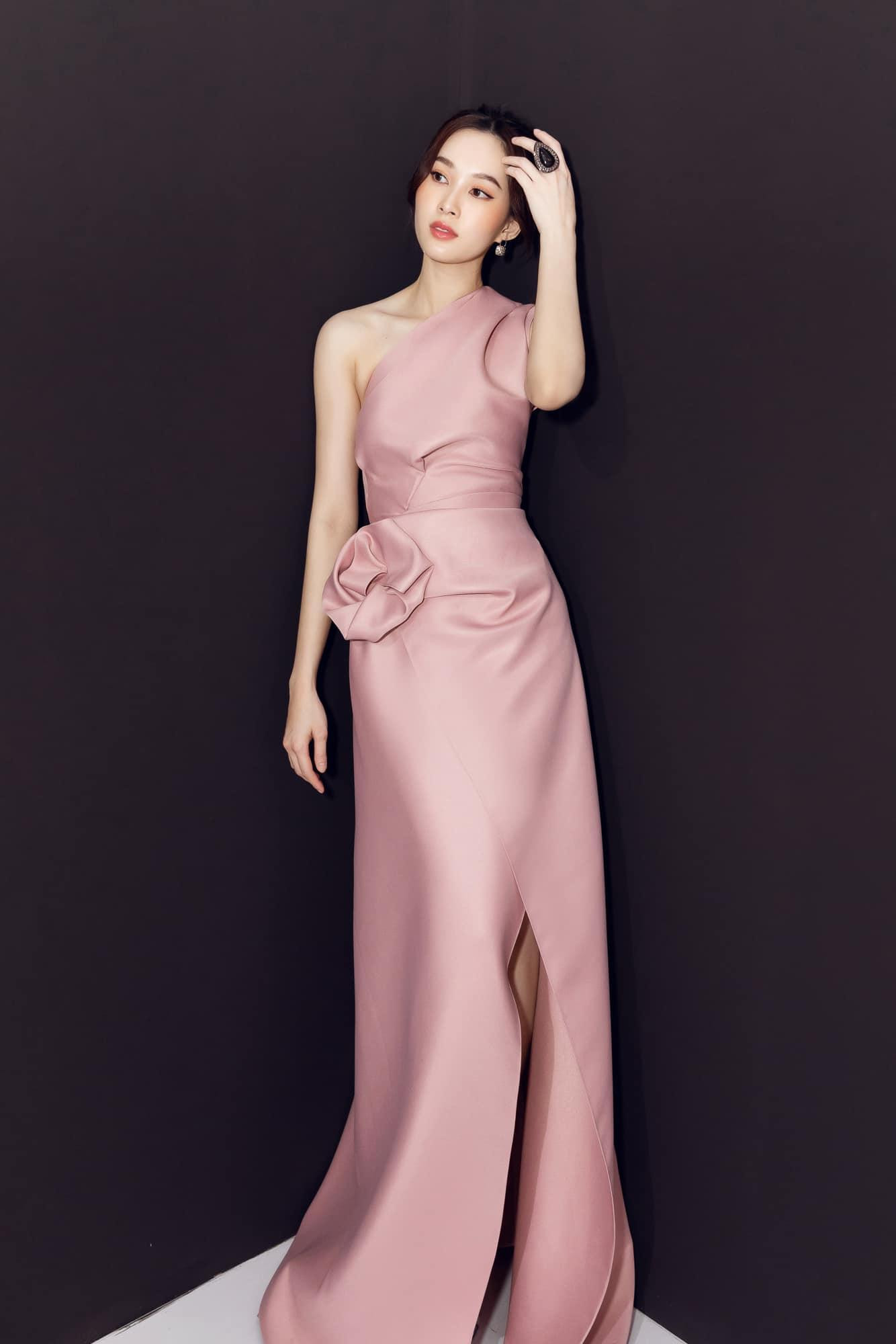 Sau khi trải qua hai lần sinh nở, body của Đặng Thu Thảo cũng đầy đặn hơn, giúp cô chinh phục nhiều loại trang phục.