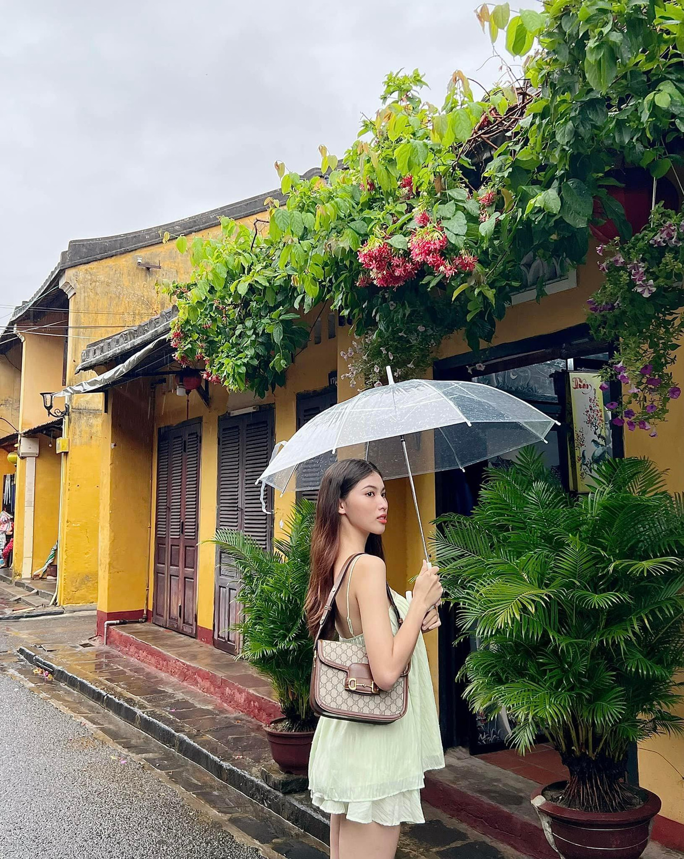 Á hậu Ngọc Thảo đẹp dịu dàng ở phố cổ Hội An.