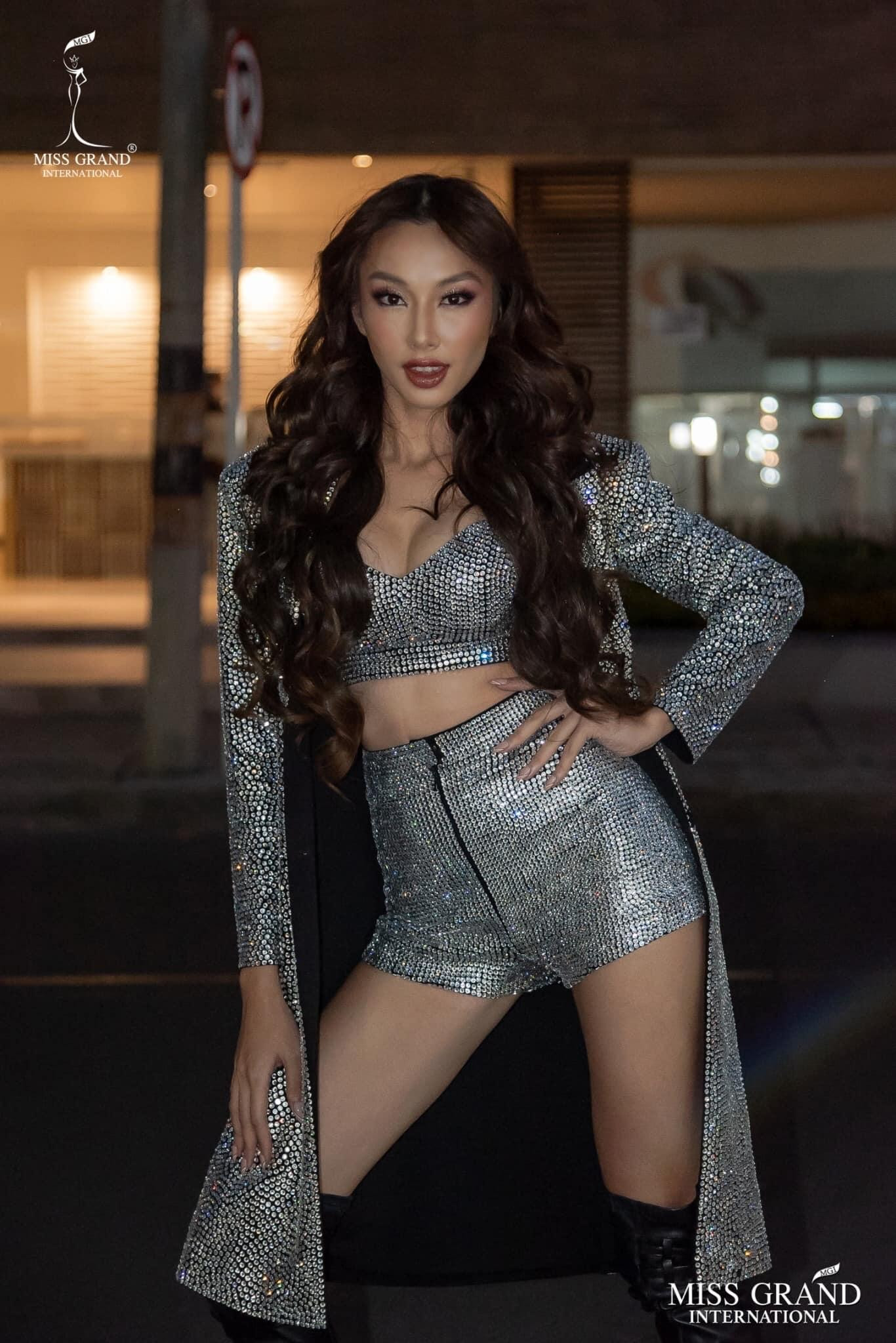 Qua bàn tay chuyên gia trang điểm Colombia, Thuỳ Tiên cực kỳ bốc lửa và cá tính với mái tóc uốn xoăn bồng bềnh và gương mặt sắc sảo cùng trang phục cá tính, sexy.