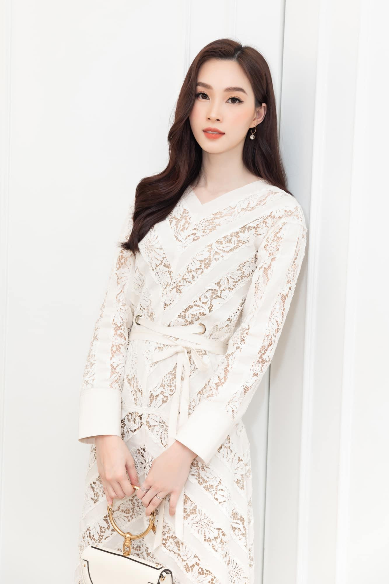 Diện váy ren xuyên thấu, Đặng Thu Thảo cũng không quá sexy mà vẫn toát lên khí chất thanh cao.