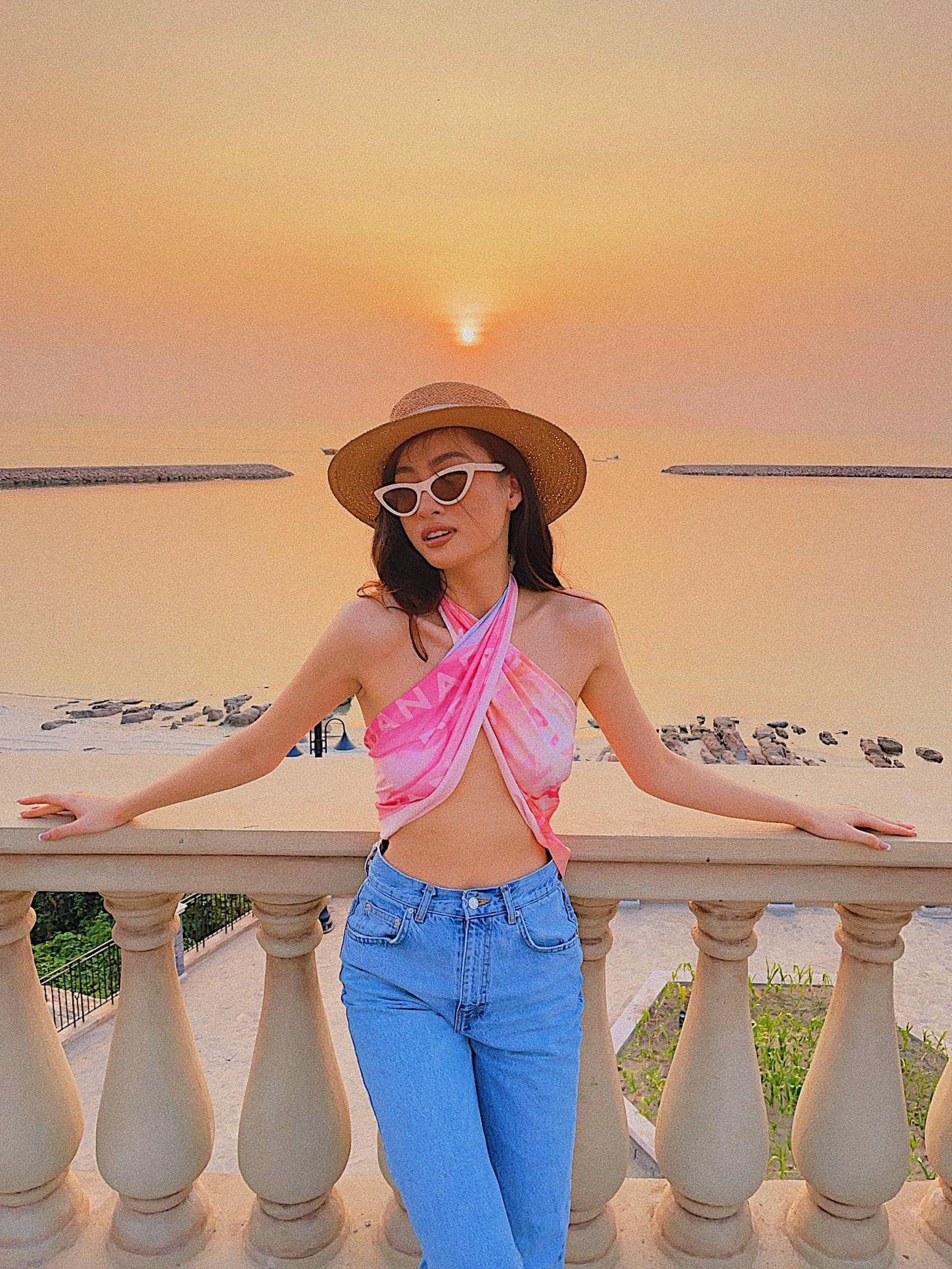 Những kiểu crop-top biến tấu đầy thông minh và đa dạng mang lại màu sắc thời trang riêng biệt đầy cá tính cho Lương Thùy Linh.