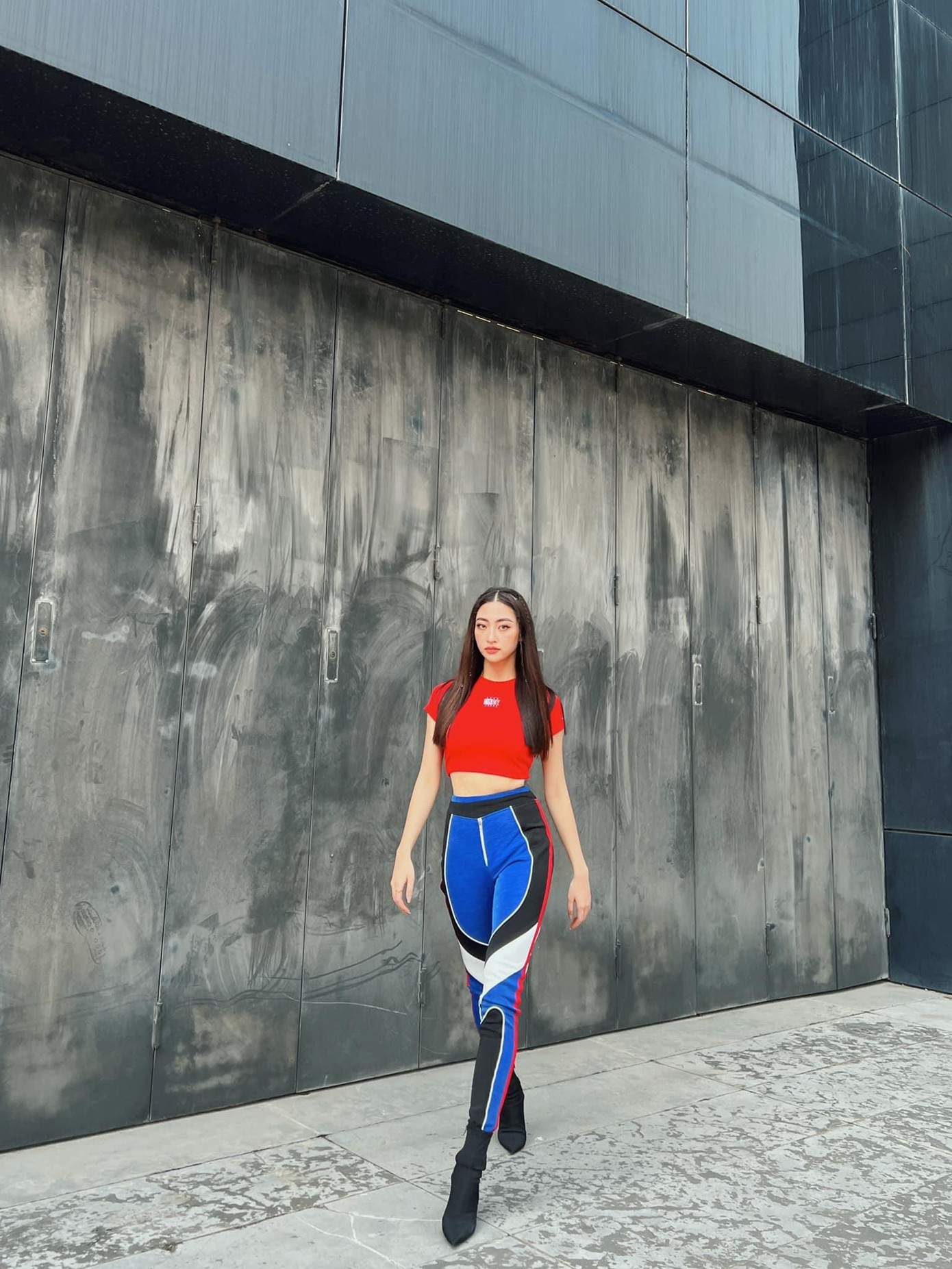 Hoa hậu Lương Thùy Linh diện trang phục cá tính khi tham dự lễ khai mạc giải đua xe đạp cúp truyền hình TP. HCM 2022 tại Hạ Long.