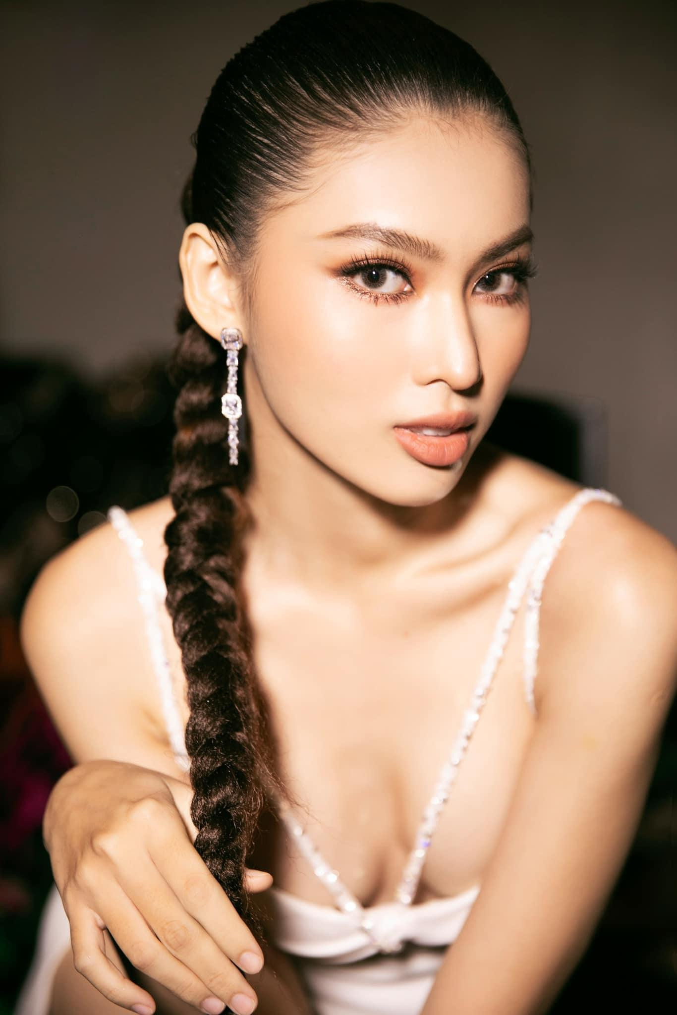 Người đẹp lựa chọn phong cách trang điểm sắc sảo, quyến rũ.