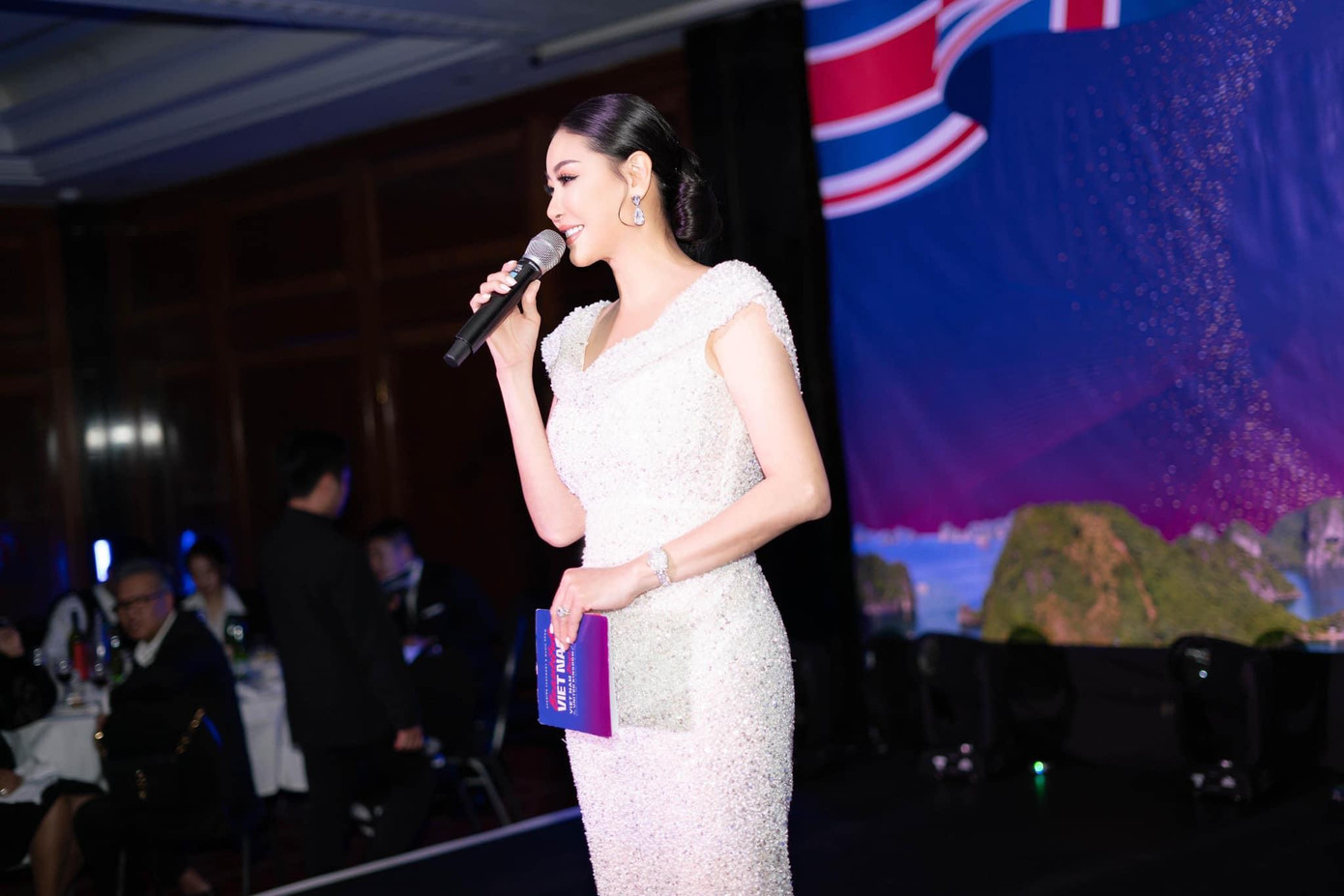 Người đẹp chinh phục khán giả với nhan sắc xinh đẹp, kiêu sa ở tuổi tứ tuần.