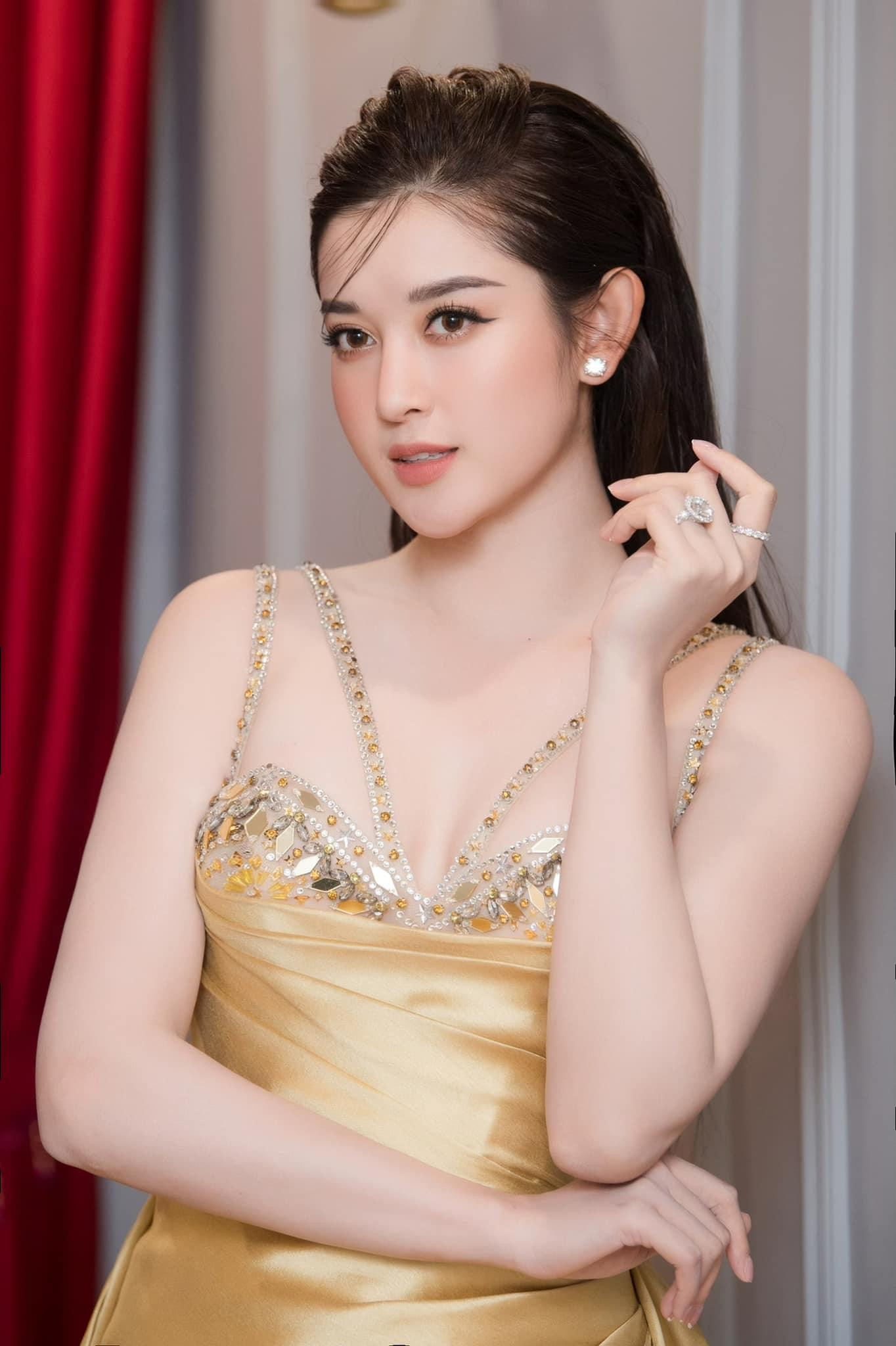 Vốn sở hữu gương mặt kiêu sa và làn da trắng ngần không tì vết nên Huyền My rất hợp với tông màu vàng gold sang trọng.