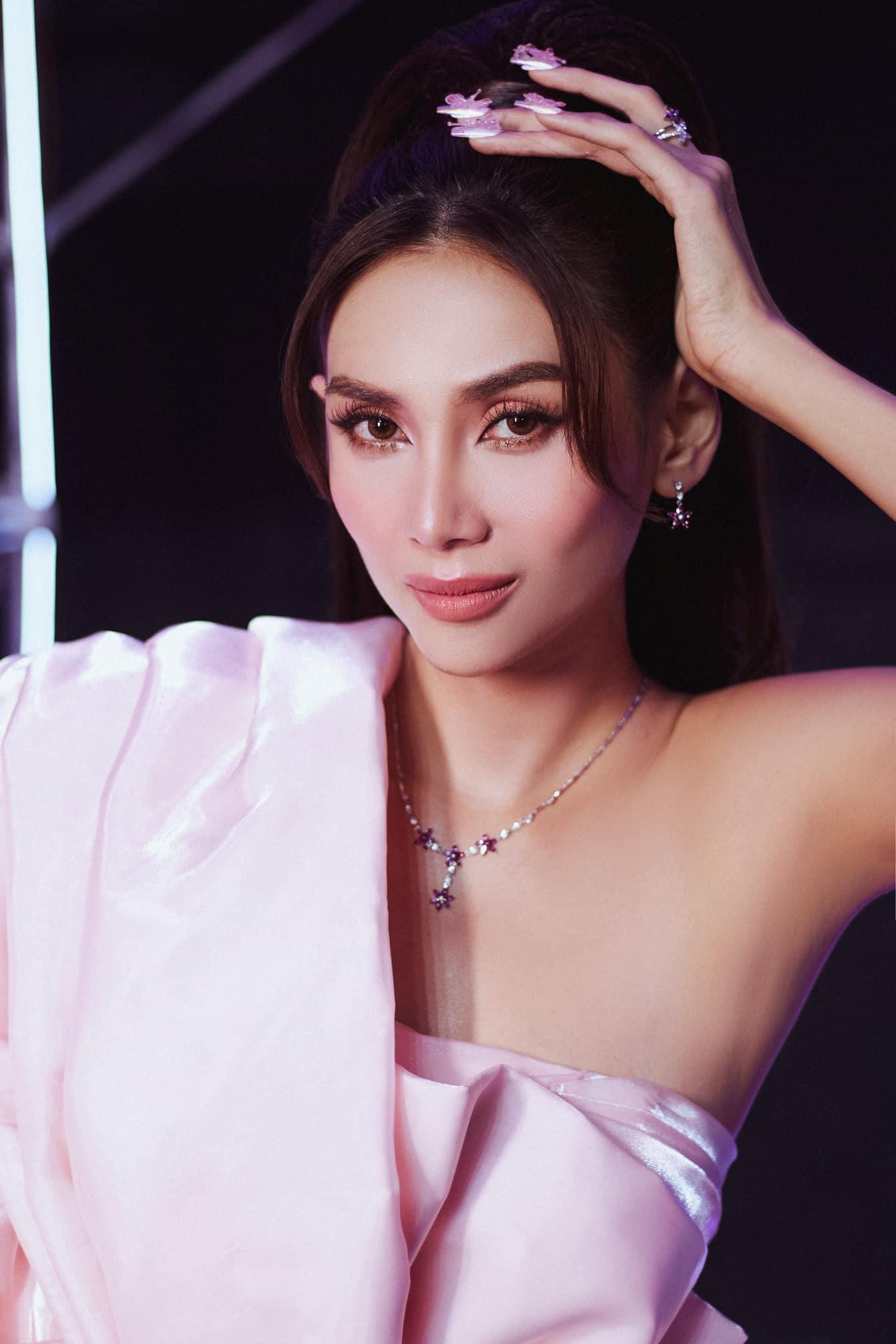 Á hậu Hoàn vũ Việt Nam còn gây ấn tượng với bộ nail cầu kỳ, lạ mắt.