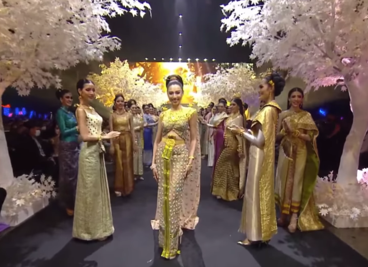 Thuỳ Tiên nhận được sự chào đón nồng nhiệt của các thí sinh.