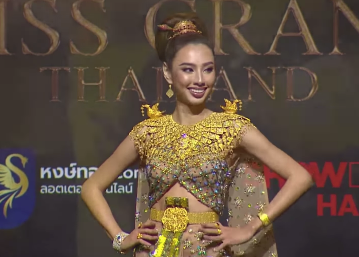 Nhưng nhanh chóng nở nụ cười trước ống kính máy quay.