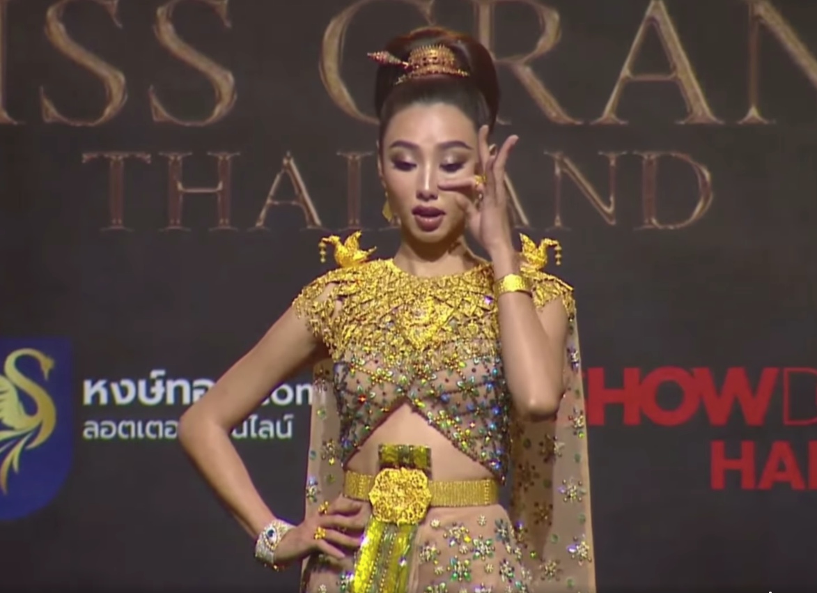 ...thì vô tình chiếc vòng tay bị bung ra và rớt xuống sân khấu...