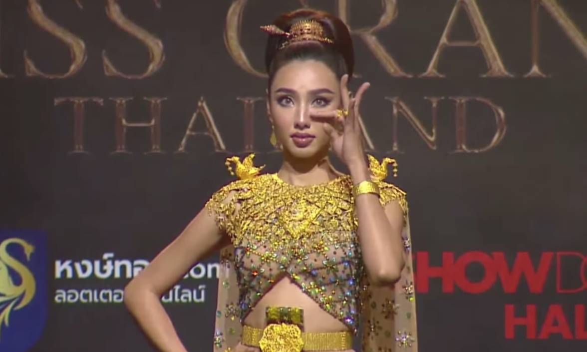 Người đẹp vô tư dụi mắt khi đang đứng trên sân khấu...