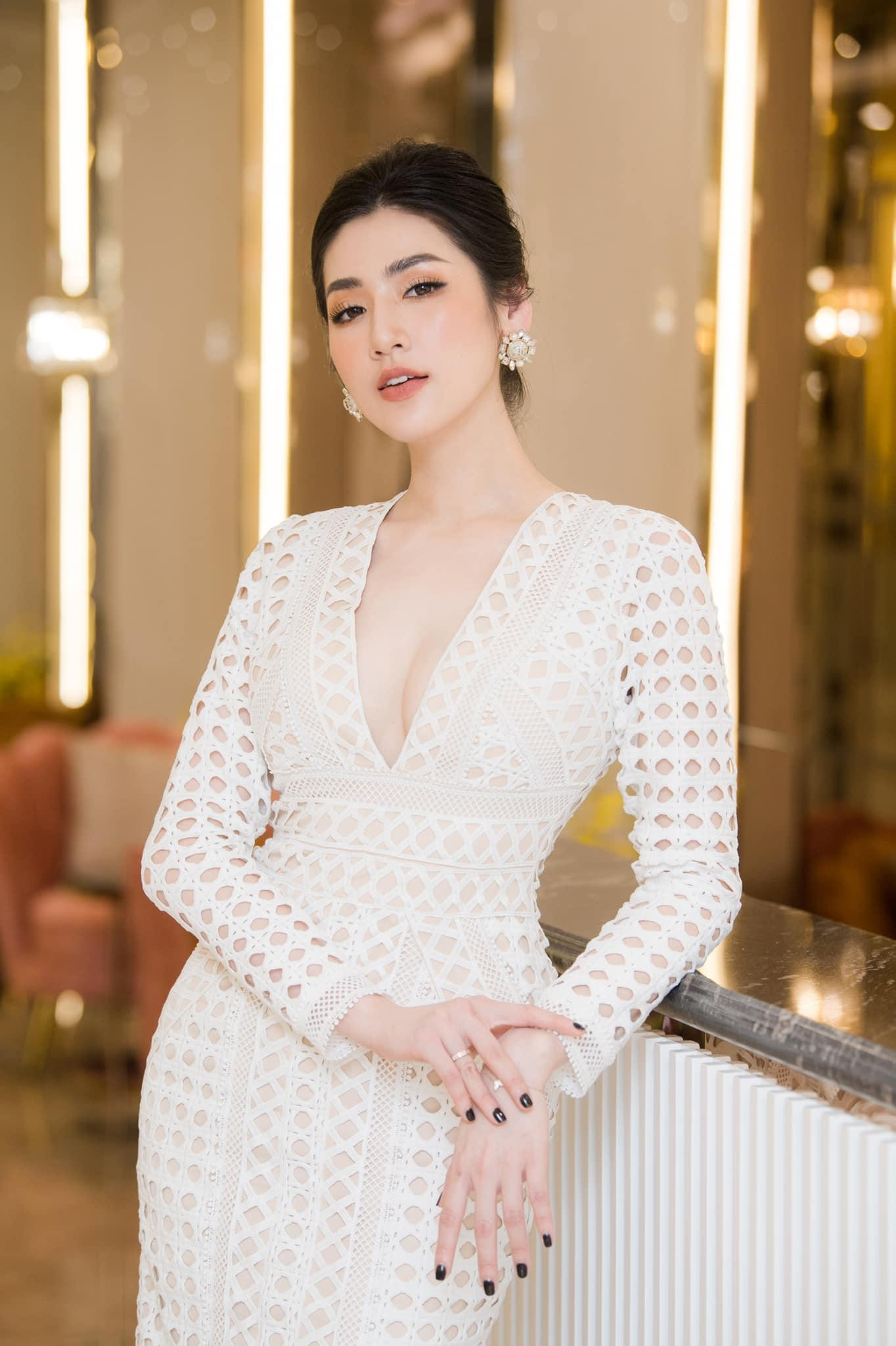 Á hậu Tú Anh diện váy ren trắng xẻ vòng một nóng bỏng.