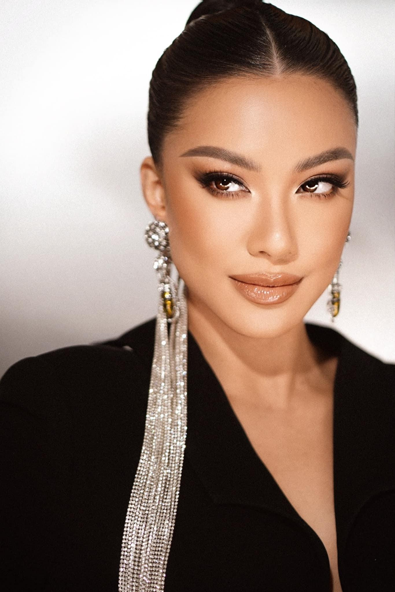 Người đẹp chọn phong cách trang điểm tây làm nổi bật vẻ hiện đại.