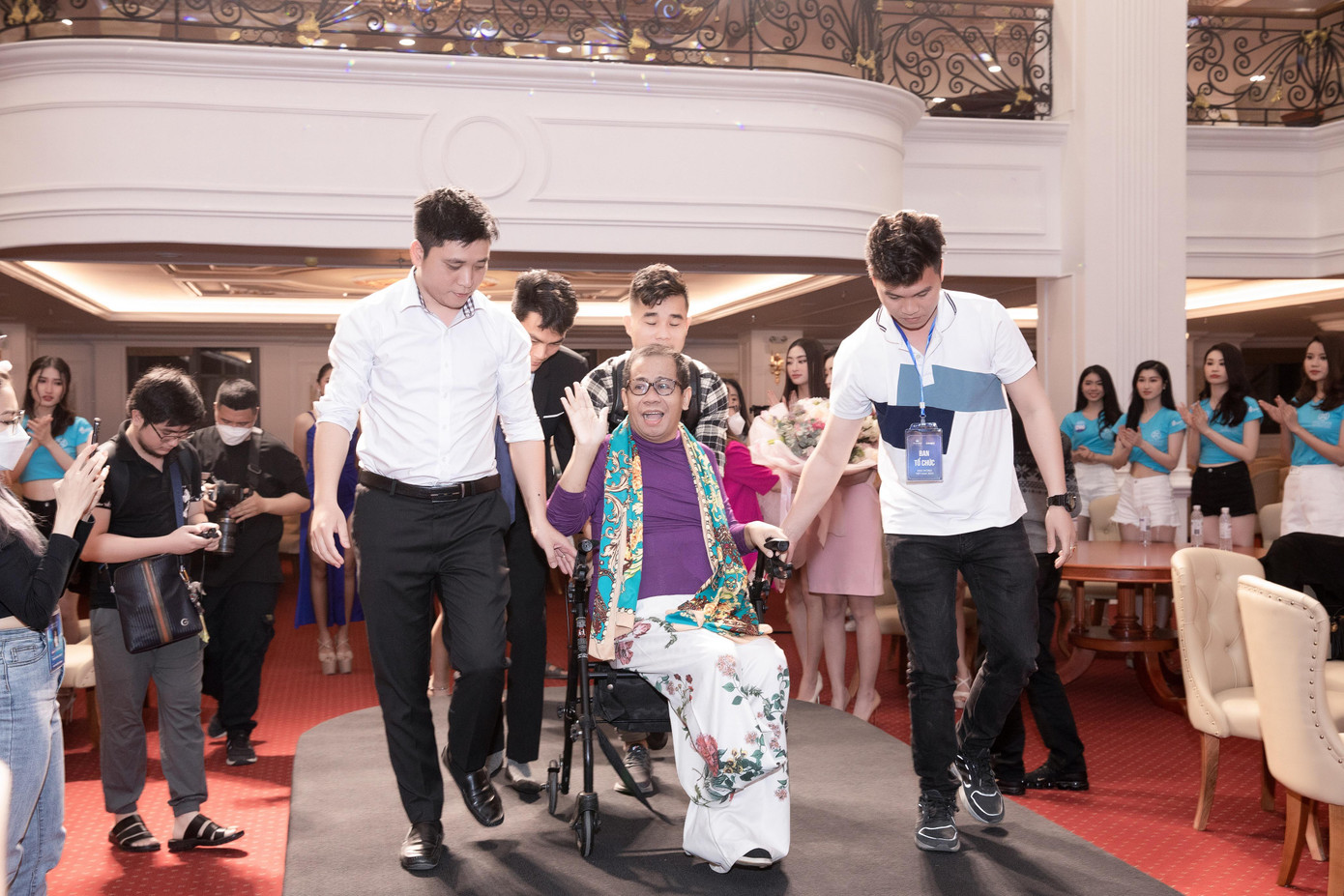 Ông Santos xuất hiện trong sự chào đón nồng nhiệt của các thí sinh.