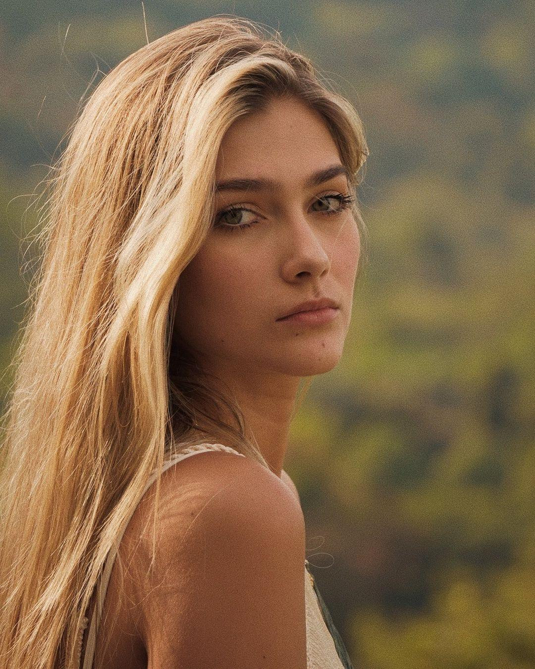 Hiện nay, cô là sinh viên ngành Truyền thông xã hội tại Đại học Công giáo Luis Amigó. Cô là người gốc Tây Ban Nha-Pháp.