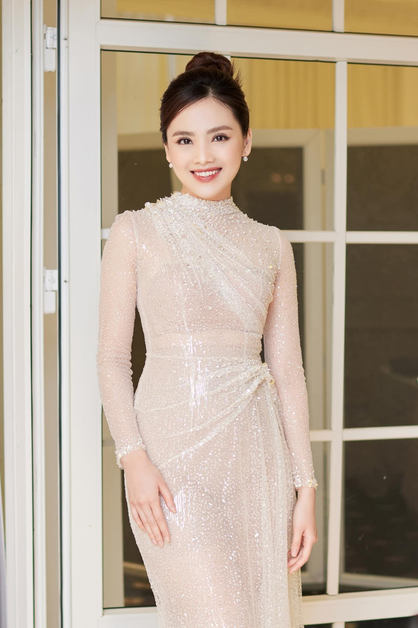 Người đẹp khả ái HHVN 2016 Tố Như khoe nhan sắc kiêu sa, lộng lẫy với váy ánh bạc lấp lánh.