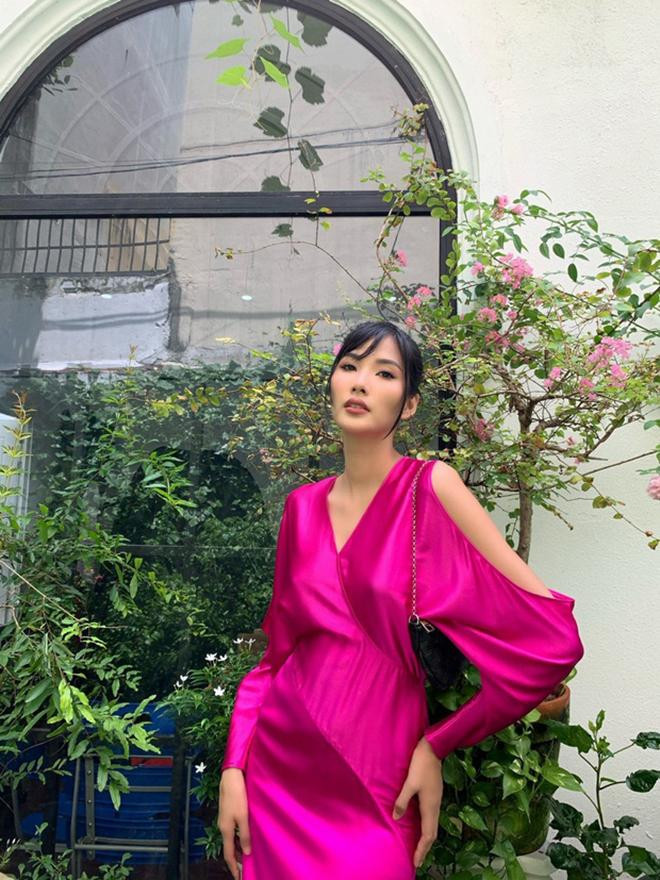 Ngoài đời, Hoàng Thuỳ phối thiết kế này với phụ kiện sành điệu để mang tới vẻ trẻ trung, thời thượng.