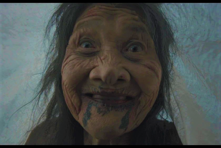 Với tạo hình gây "giật mình", bà đã để lại ấn tượng không thua kém gì diễn viên chính trong phim. Với tạo hình gây "giật mình", bà đã để lại ấn tượng không thua kém gì diễn viên chính trong phim.