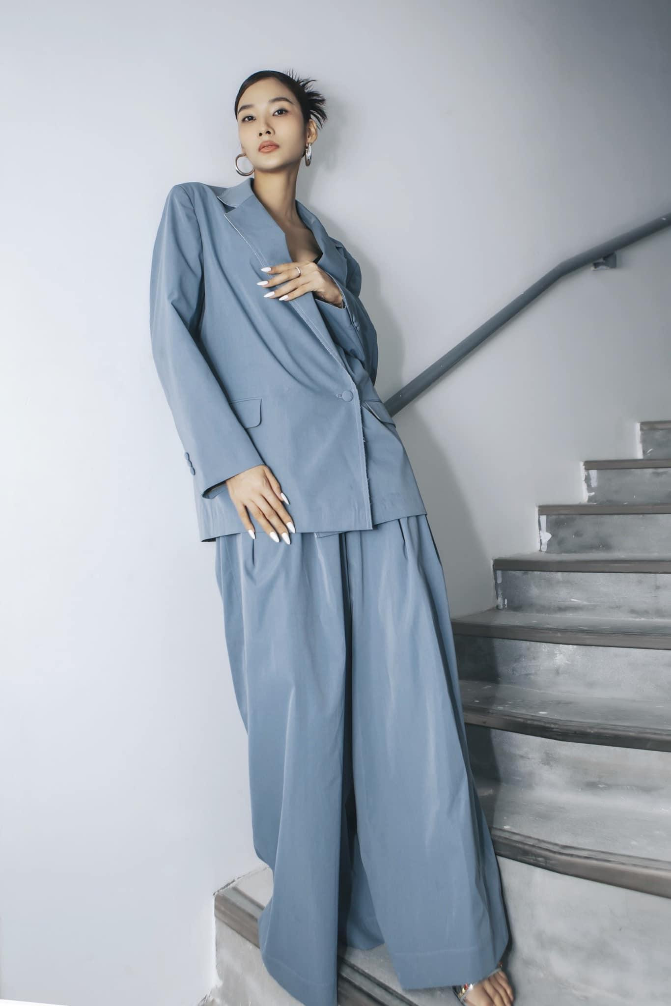 Á hậu Hoàng Thùy diện suit kiểu dáng oversize cá tính.