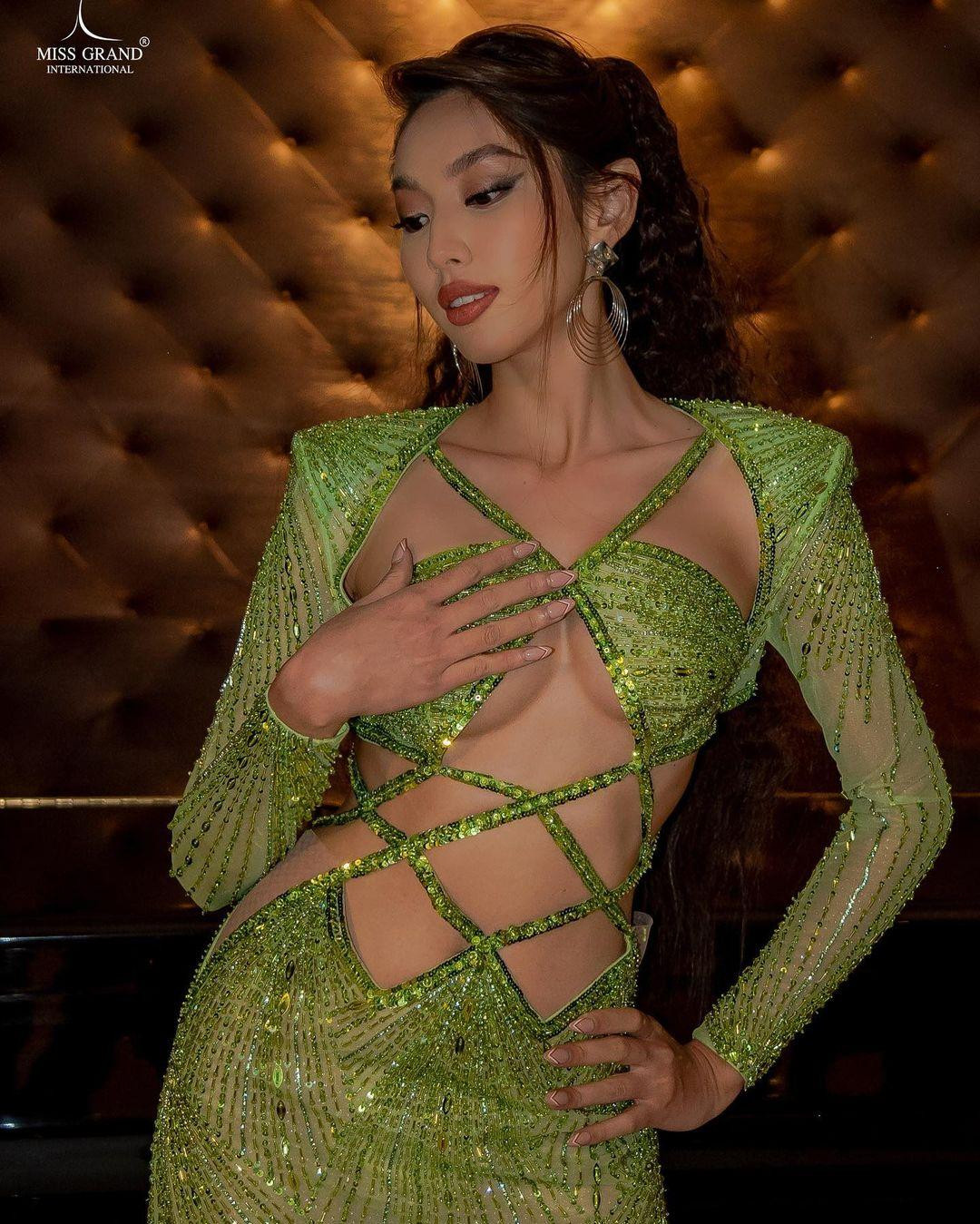 Hai thiết kế này đều có điểm tương đồng về chất liệu, màu sắc và kiểu dáng cut-out đặc trưng.