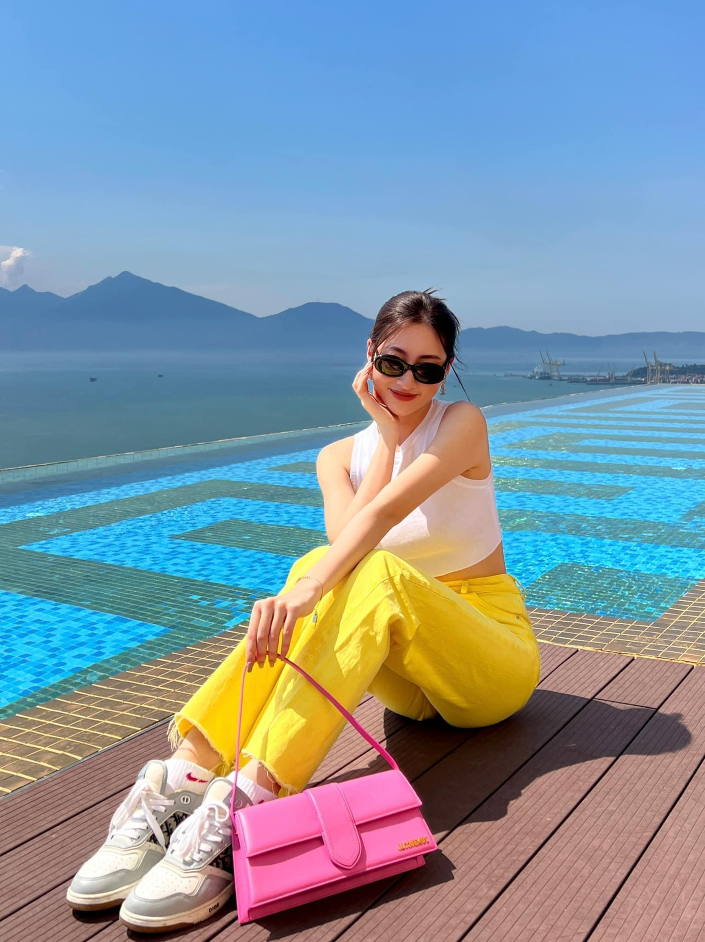 Những mẫu áo crop-top mang lại cho cô vẻ năng động và thoải mái mỗi khi phải hoạt động nhiều ngoài trời.