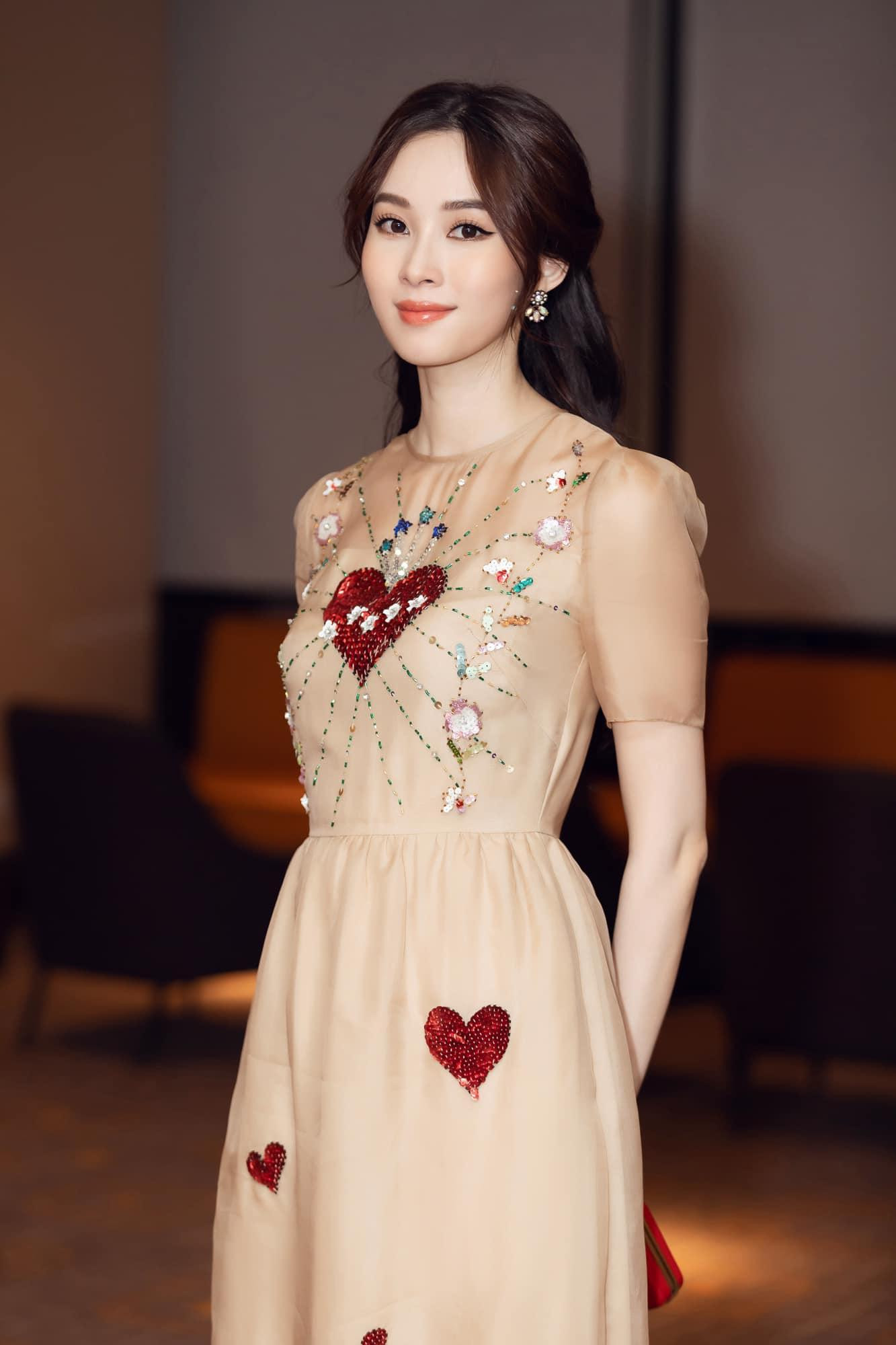 Nhan sắc ngọt ngào và quyến rũ của Hoa hậu Việt Nam 2012 rất phù hợp với những bộ váy có kiểu dáng và họa tiết lãng mạn.