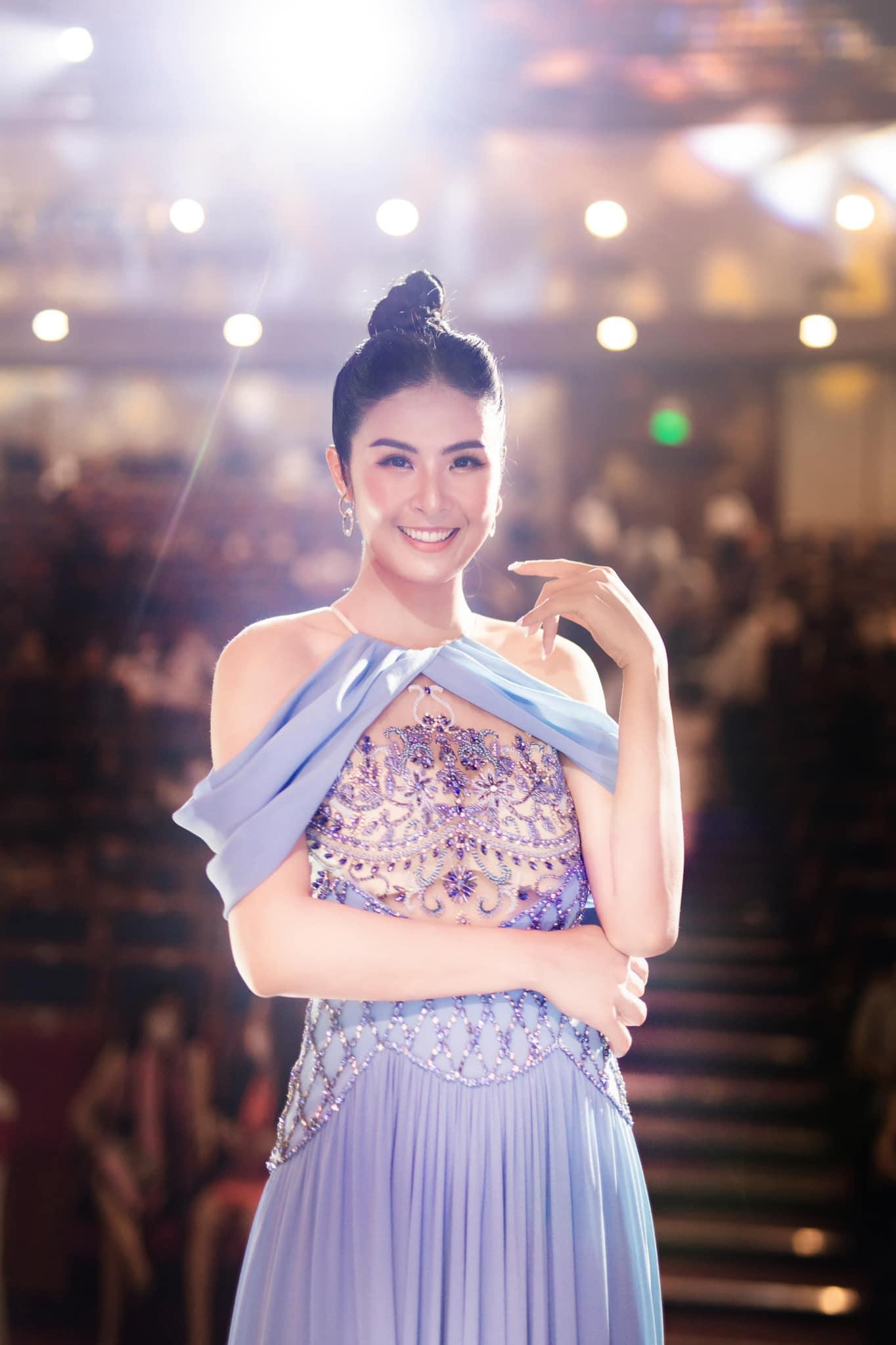 Thiết kế với phần cổ váy lạ mắt, độc đáo, đính cườm tỉ mỉ dọc thân váy mang lại vẻ lộng lẫy cho HHVN 2010.